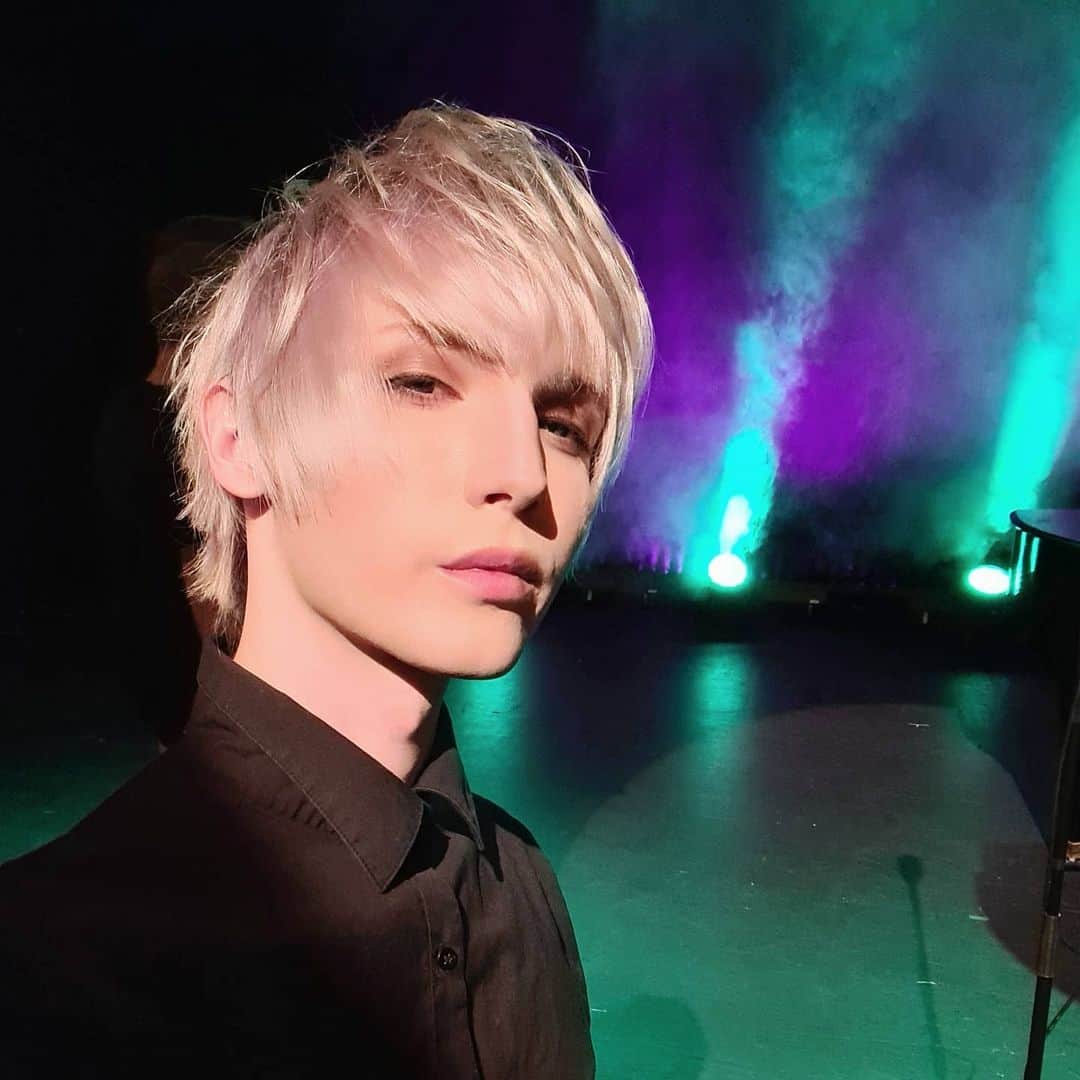 YOHIOのインスタグラム：「毎日、みんなには生まれ変わるチャンスがある。⁣ ⁣ そのチャンスを無駄にするな。⁣ ⁣ 気合い入れて頑張れ。⁣ ⁣ Go for your dreams! ⁣ ⁣ -----------------------------------------------⁣ #YOHIO #YOHIO2020 #モチベーション #mindset #考え方で人生が変わる」