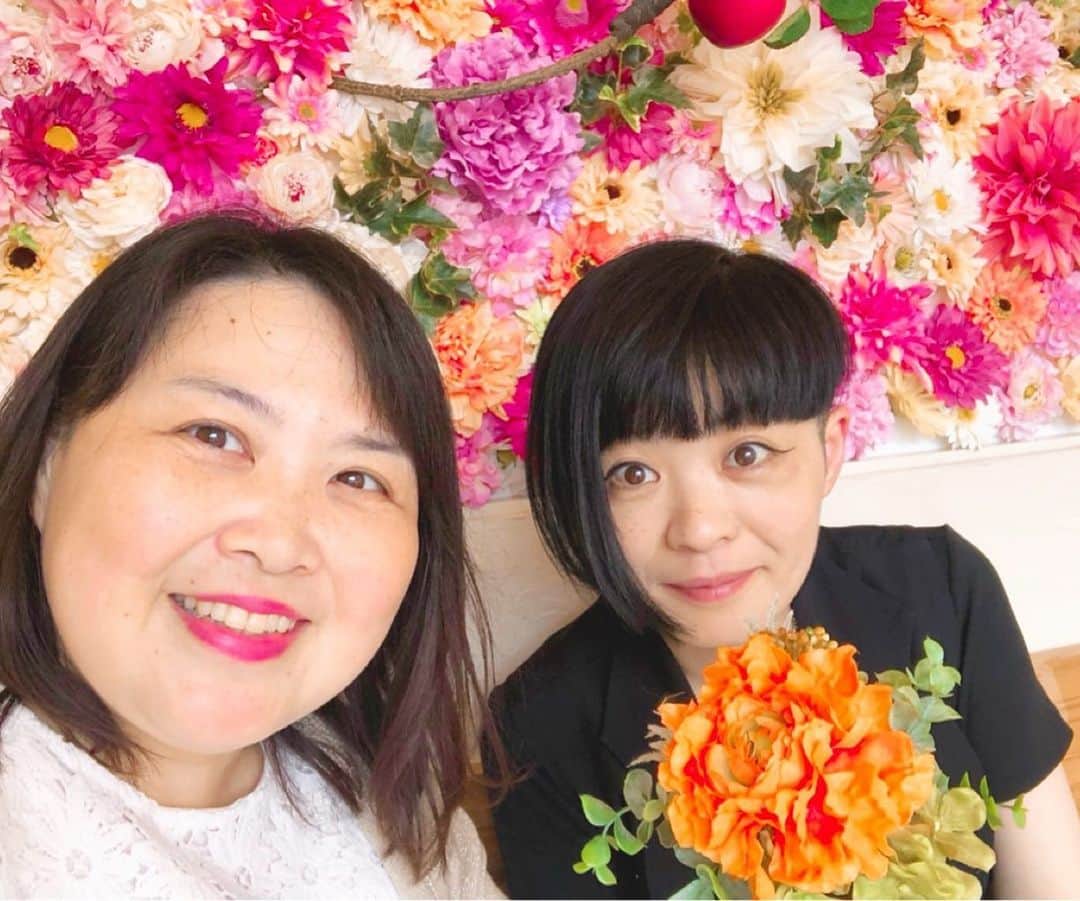 まんまるともぴーさんのインスタグラム写真 - (まんまるともぴーInstagram)「【LINEお友達追加で嬉しい特典ありますよ😆❣️ @flowerquiche_honten リンクからどうぞ💁‍♀️】  天王寺駅からほど近くにある﻿ 新宿ごちそうビル1階にオープンした﻿ ﻿ ﻿ キッシュ専門店＆カフェ﻿ @flowerquiche_honten﻿ ﻿ 【フラワーキッシュ本店】さんが﻿ とにかく可愛くて乙女達に大人気との﻿ 情報を得たので早速お邪魔してきました😀💕﻿ ﻿ ﻿ 入り口からお花がたくさん🌸🌼💐﻿ 女子なら間違いなくワクワク気分に✨﻿ 胸の鼓動が高鳴ります😆💓﻿ ﻿ ﻿ 席についてメニューを見ると﻿ ホントに可愛いお花モチーフの﻿ 美味しそうなキッシュ達がたくさん❤️﻿ ﻿ ﻿ 種類がとても豊富なので﻿ なかなか選べない贅沢な悩みが😁❗️﻿ お食事系もデザート系も﻿ どちらも食べたくなりますよ💕﻿ ﻿ ﻿ 店内にはフォトスポットも用意されており﻿ お花いっぱいに包まれた素敵な写真が﻿ 撮れちゃうのも嬉しいですね😉💖﻿ ﻿ ﻿ 女子会に、おデートに﻿ 乙女気分をたっぷり味わえる﻿ 見た目にお腹にとっても美味しい﻿ 🌷お花のキッシュを是非どうぞ💁‍♀️💕﻿ ﻿ ﻿ @flowerquiche_honten﻿ 【フラワーキッシュ本店】﻿ 🏠 大阪府大阪市阿倍野区阿倍野筋1-1-61﻿ 　　新宿ごちそうビル1階﻿ ﻿ ☎️ 050-5597-9504﻿ ﻿ 《営業時間》﻿ ﻿ 【平日・土日祝】﻿ 11:00～21:00（L.O 20:30)﻿ ﻿ 【予約、パーティー等】﻿ ～22:00（L.O 21:30)﻿ ﻿ 日曜営業﻿ ﻿ 《定休日》﻿ ごちそうビル休館日に準ずる﻿ ﻿ ﻿ #フラワーキッシュ #お花のある暮らし  #お花好きな人と繋がりたい  #お花カフェ   #関西カフェ #関西旅行   #大阪キッシュ  #大阪カフェ  #大阪グルメ  #大阪観光  #大阪旅行  #大阪カフェ巡り  #天王寺ランチ  #天王寺グルメ  #天王寺カフェ #天王寺カフェ巡り  #天王寺スイーツ  #天王寺デート  #天王寺カフェごはん  #天王寺  #関西カフェ巡り #新宿ごちそうビル  #カフェ好きな人と繋がりたい  #食べるの好きな人と繋がりたい   #pr  #トリドリベース」8月8日 22時04分 - manmarutomop