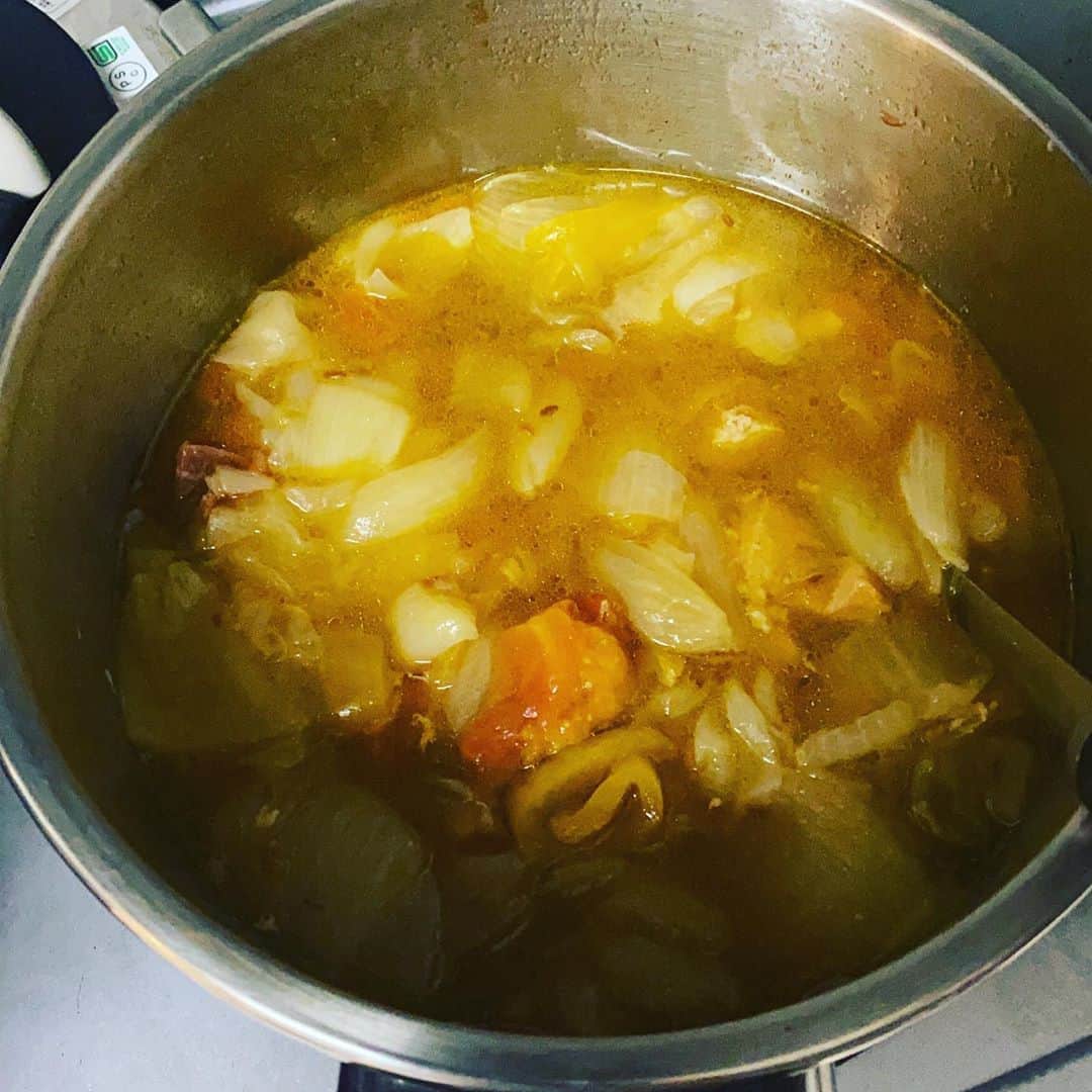 ただすけのインスタグラム：「早く人前で演奏したいなぁ。 なんて思いながら野菜スープ作ってました。 トマト10個にタマネギ6個にムネ肉その他、ぶっ込んで圧力鍋で圧力かましてやりましたよ。 美味い😋」