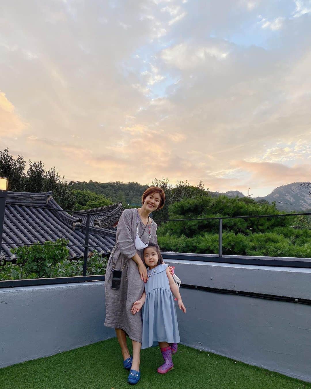 イ・ユンジのインスタグラム：「어제우리.어제하늘. #서로의마음을꼬옥안아주어요#마음아픈소식들#라니와함께기도하고잡니다」