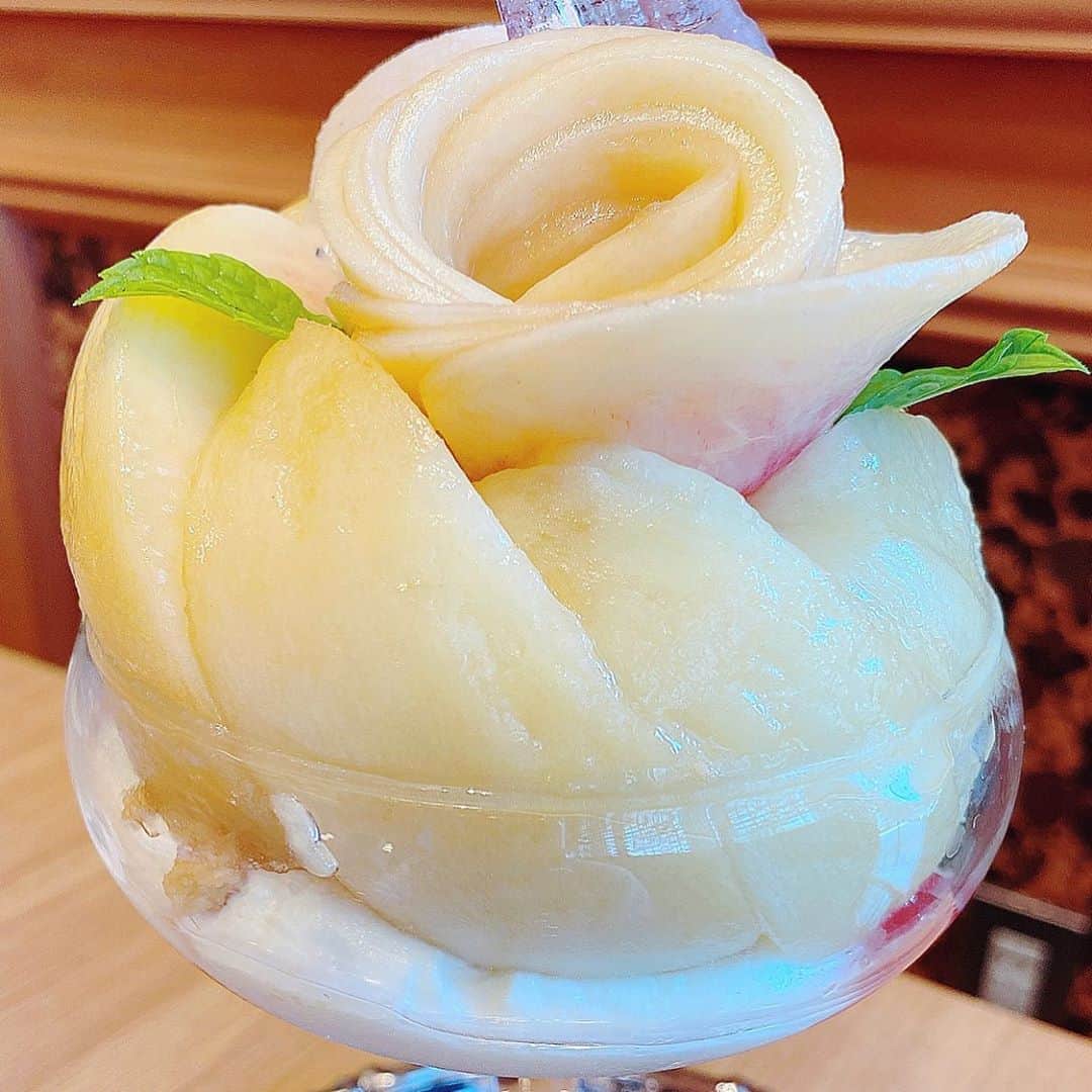 里井真由美さんのインスタグラム写真 - (里井真由美Instagram)「#peach #parfait #yokohama 🍑🌹白桃♡ぽってり♡ふんわり 薔薇のようなパフェでございます〜 ・ ・ みずみずしい桃もも〜🍑🍑 もも花びらは とぅるんっとした食感、周りのカット桃は食べ応えありジューシー☺️中はゼリーやアイス、生クリームで パフェとしての甘さもあり大満足な桃パフェ♡ ・ ・ 桃って皮むいた瞬間から 変色しますよね、それをこんなに美しく丁寧に薔薇に仕上げるって、さすがプロの技♡ ・ ・ 横浜 水信パーラーさんの新メニュー🍑🌹です @mizunobu_fruitparlor  ・ ・ #mizunobufruitparlor #横浜水信#水信フルーツパーラー #桃#桃活#モンブラン里井真由美#里井真由美#フードジャーナリスト里井真由美 #ありが糖運動 #さといいね#横浜#パフェ#フルーツパフェ#パーラー#フルーツパーラー#果物#モンブラン」8月8日 22時07分 - mayumi.satoi