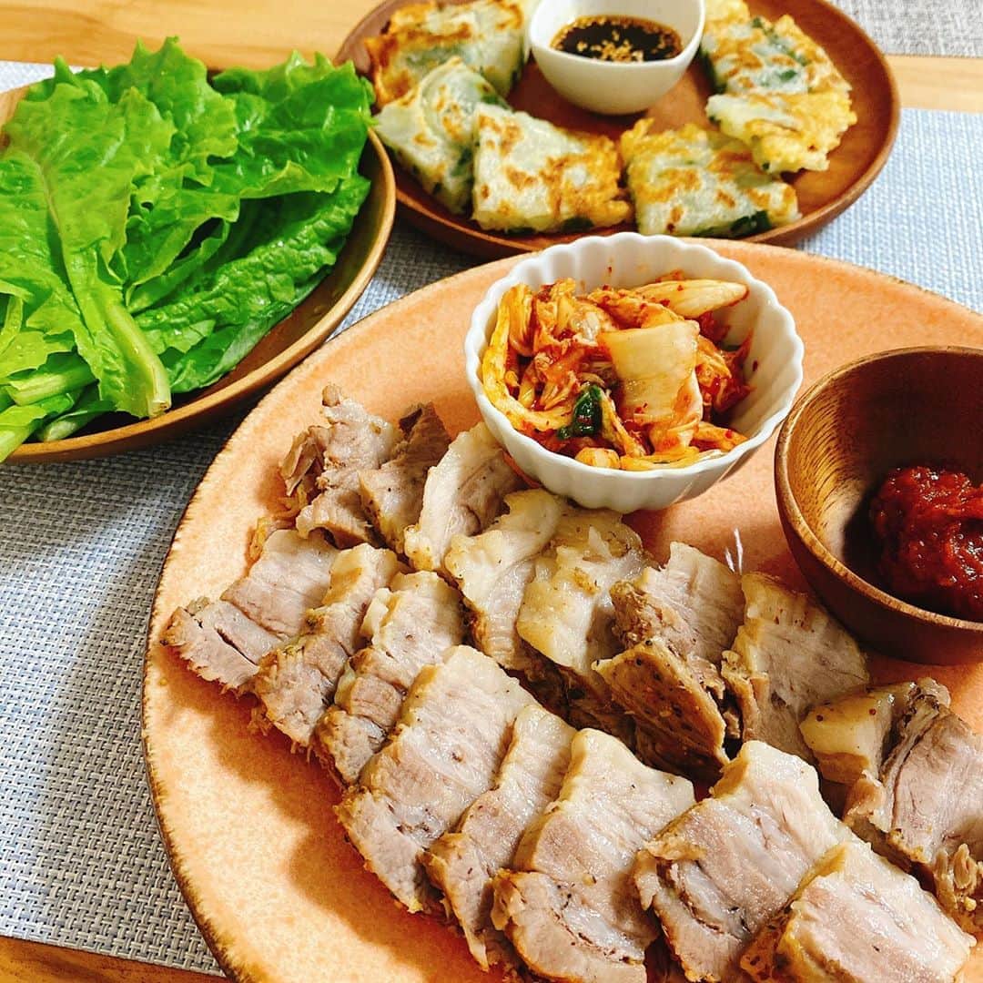 のインスタグラム：「また出た ポッサム&レンコン入りニラチヂミ✨ 楽なのになんとなく豪華な感じがするので…✨😋  #晩ご飯#献立」