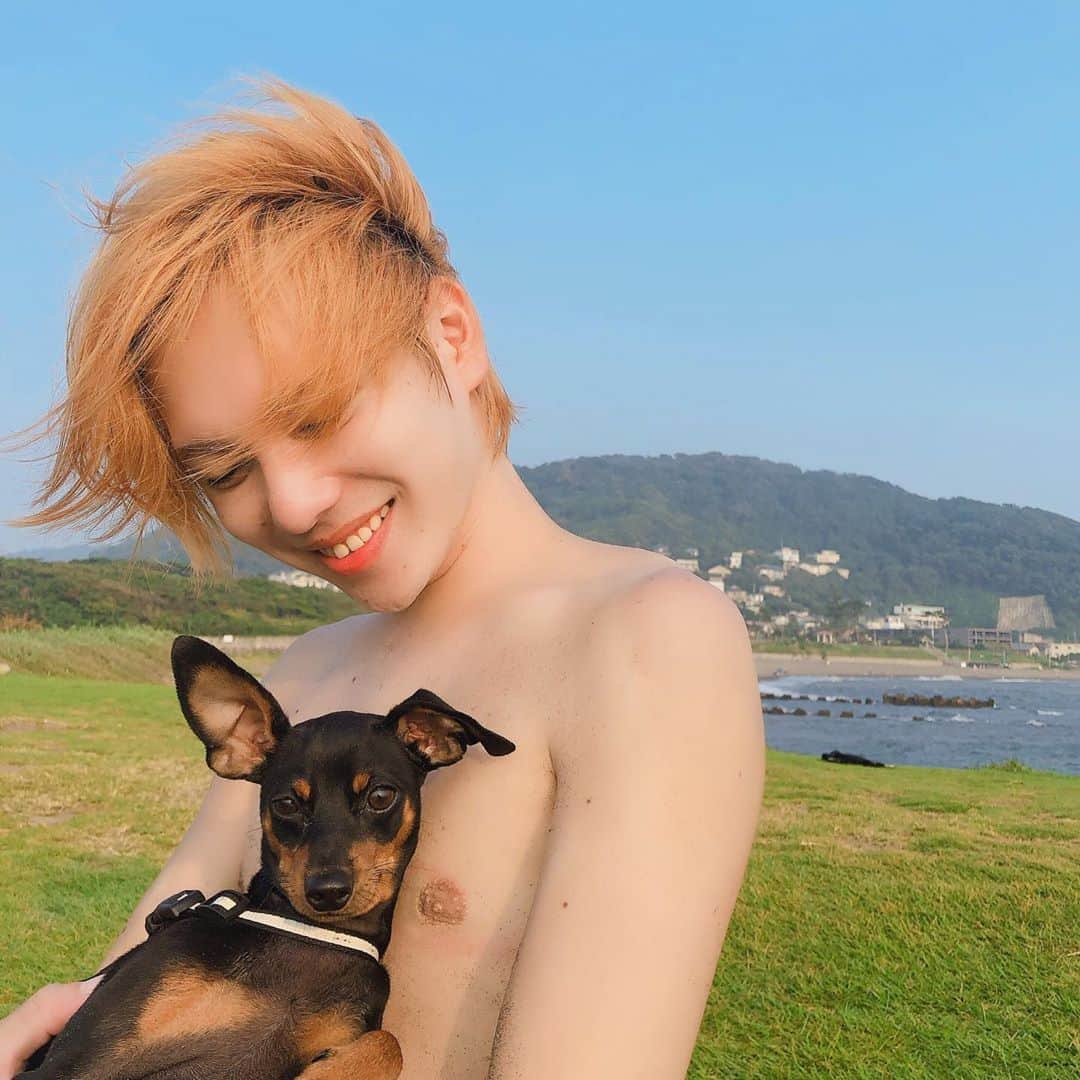 のインスタグラム：「みなさまこんばんは（＾ω＾）﻿ ﻿ 久々投稿皆さま今宵もいかがお過ごしでしょうか？﻿ ﻿ ここ最近の休日はもちろんコロナ対策をしながら全力で毎日をすごしております！﻿ ﻿ 今日は大好きな海に行って大好きなお友達とチルタイムをすごしてきました。( 近頃定番ね。)　けーちゃん(@keichan0722 )のお子様！かわいすぎるシマル　( @shimaru_____ ) との2ショットを( ◠‿◠ )❤️﻿  一緒に写真撮ってくれてありがとう(o^^o) ﻿ 過ぎてしまった時は戻せないからこそ、自分は全力で毎日をたのしくすごしたいです✌︎('ω')✌︎毎度言ってるかしら﻿ ﻿ では今日もいい夜を🌃﻿ ﻿ #砂だらけの全体ボディを許して﻿ #髪は風がすごいの許して　#前投稿も裸なのなんなの」
