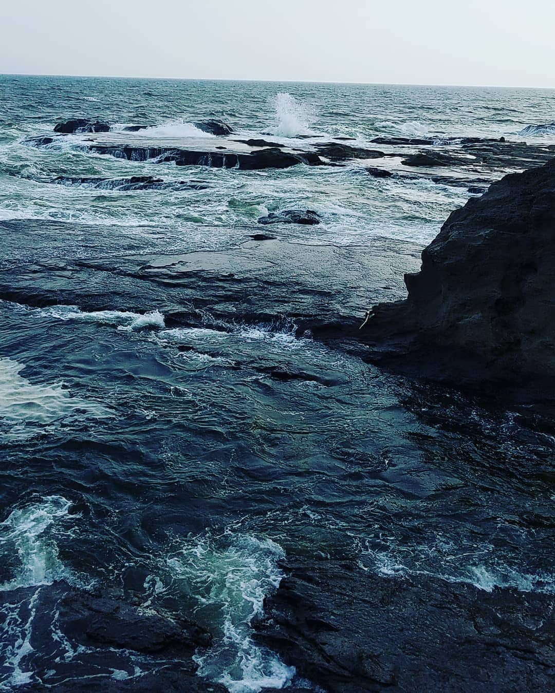 常世晶子さんのインスタグラム写真 - (常世晶子Instagram)「暗くても荒れていても海。  #2020」8月8日 22時12分 - tokoyo_shoko