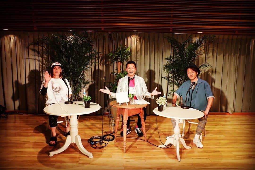 のインスタグラム：「802 LIVE GARDEN‼️ プロの方が撮られた写真👍 この表情に 2人の信頼関係を感じる😆 #ナオトインティライミ #ビッケブランカ #fm802 #802livegarden」