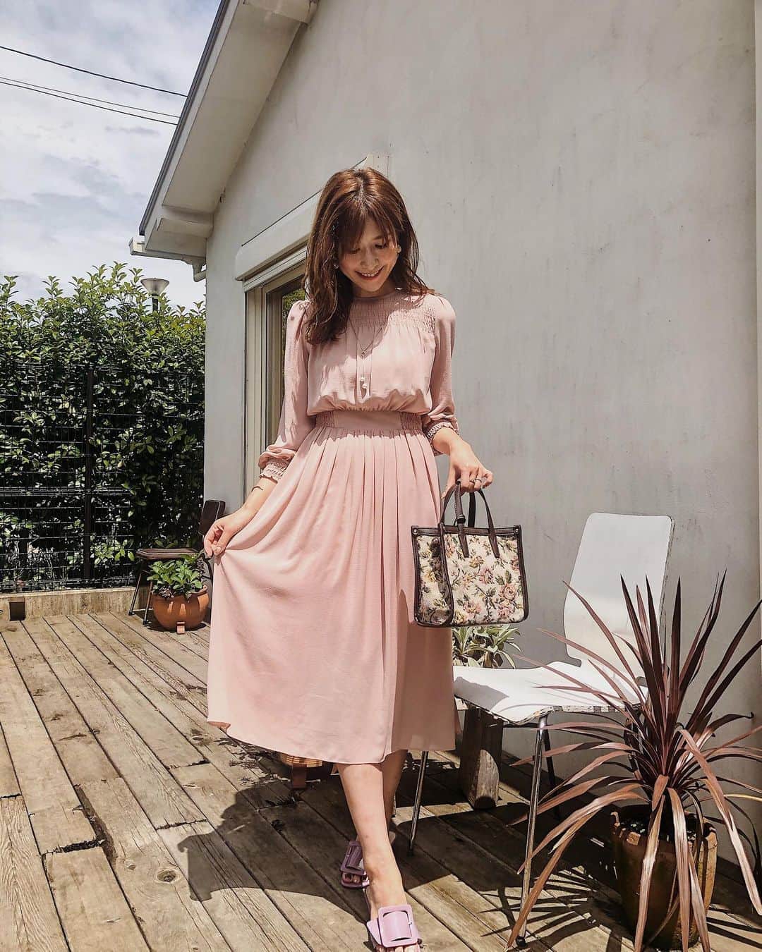 のインスタグラム：「先日撮影した YouTube動画が公開されたよ🌻 ・ 「HIMAWALI CHANNEL」で検索してみてください！ 今回はスタイリストのボブさんに 『 アラサーでも痛みえしない甘口コーデ』 を伝授していただきました👏🏻 ・ 深キョンっぽくなれた気がする今回のコーデ😳✨ 解説はYouTube見てね！！ ママ受け、職場ウケもバッチリだと思います😊 ・ ・ #きれいめコーデ#大人可愛いコーデ #大人可愛い #きれいめカジュアル#オフィスカジュアル #youtube  #ファッション #コーデ #ママコーデ #HIMAWALICHANNEL #ひまちゃん #灯mawali」