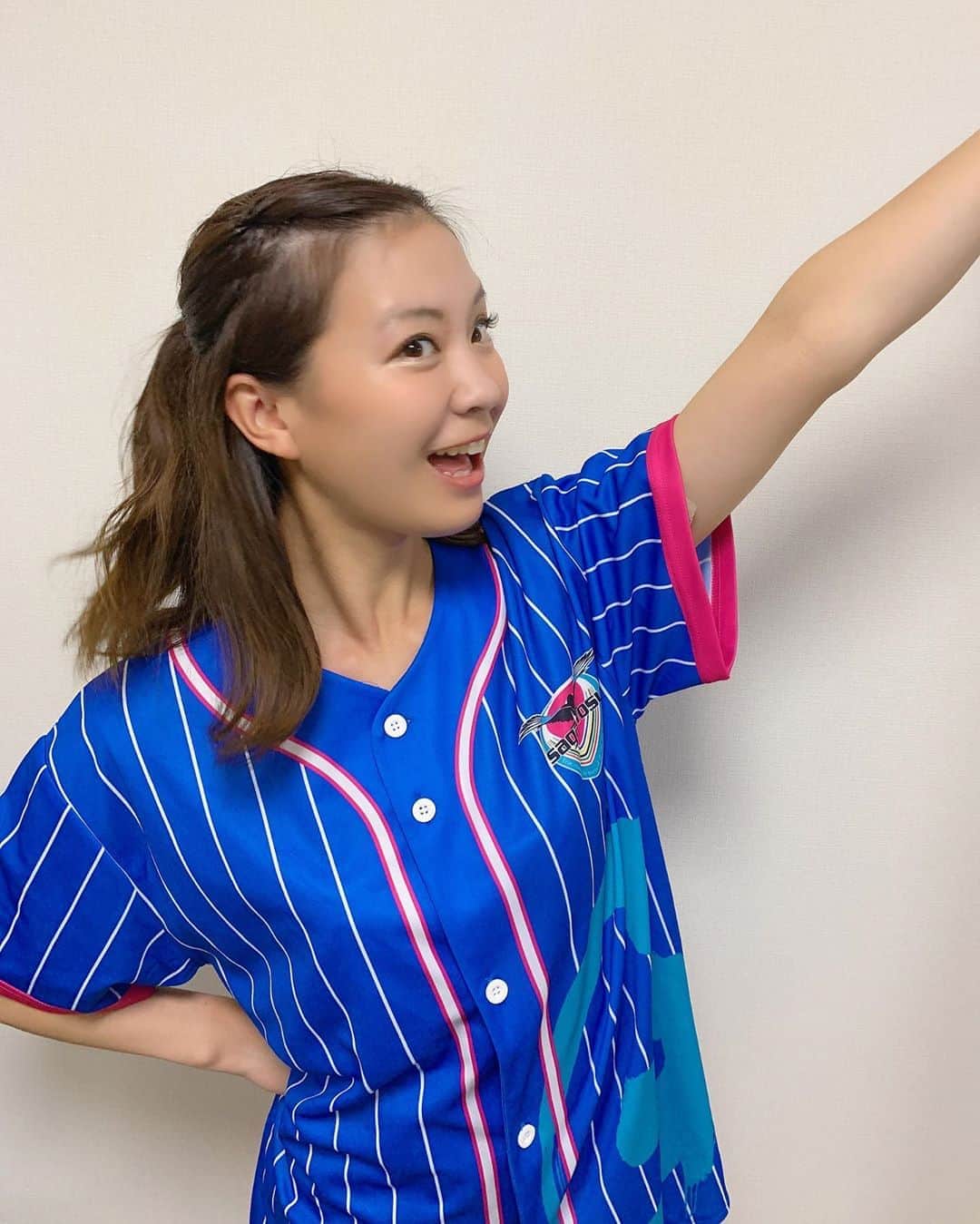 上杉あずさのインスタグラム：「. Twitterは野球で投稿したのでこちらはサッカーで⚽️⚾️ . . 8月7日に大台突破しました(30)🎂‼️ . LINE、インスタ、ツイッターなどなどたくさんの祝福メッセージありがとうございました🙇‍♀️💓(Facebookに関しては壊れてて返信出来てなくて申し訳ないです) . 以前は老いに恐怖を感じていましたが、ポークスで毎週のように試合をしたり、毎日トレーニングをしてきたこともあり、ここ数年は年々アクティブになれているように思います。30代の目標は？と親友に聞かれて改めて考えましたが、私の答えは『歳を重ねる毎にパワーアップする』です✨野球に関しては、球速も球威も変化球の精度も上げていくつもりです⚾️仕事に関してはトーク力を磨いていきたいです。上手くなくても、自分らしいスタイルを確立して楽しい空間作り。のびのびと生きたいです！時々、人生窮屈になることもあるけど、そういう時こそ自分の価値を高めるときかもしれない。そう思って頑張ります😊 . あとは、20代最後に出逢えた素晴らしいお仕事。#サガン鳥栖 応援番組の #サガントストリーム でMCをさせて頂くようになってまだ日は浅いですが、本当に充実しています。まだまだ勉強中の身ですが、知れば知るほどサッカーの魅力、サガン鳥栖の魅力を知ることが出来て、楽しくて仕方ないです🥺😭素敵なお仕事と出逢わせて頂けたご縁に感謝。 お陰様で、サッカーのみならず『勉強』することの楽しさを思い出した私は、学生時代のように資格の勉強にも励んでおります📝 ホークスもサガン鳥栖もポークスも自分自身も、コロナ禍で息苦しい事もありますが、素晴らしい年になることを祈念して、ご報告とさせて頂きます⭐ いろんな面で年々進化を遂げて参ります❤️これからも上杉あずさをどうぞ宜しくお願いします！！！ #thankyou #for #mybirthday #happybirthday #message #specialthanks #sbhawks #fukuoka #softbankhawks #sagantos #hardbankporks #thirty #misoji #30代 #三十路 #アラサー #ジャスサー #誕生日 #ありがとう #福岡ソフトバンクホークス #サガン鳥栖 #福岡ハードバンクポークス #新時代 #エンジョイ」
