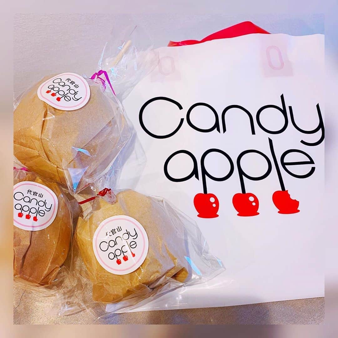 根岸愛のインスタグラム：「🍎🍏🍎 前にテレビで📺 事務所の先輩若槻千夏さんが紹介しててめちゃくちゃ気になっていた代官山のりんご飴のお店🥺💕 3つもお持ち帰りしちゃった🥰 食べ歩き用だと食べやすく カットしてくれるよ！ 種類も色々で美味しかった🥳 #sweets #applecandy #apple #candy #りんご飴 #代官山 #りんご #飴」