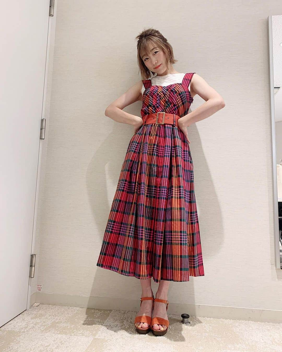 須田亜香里さんのインスタグラム写真 - (須田亜香里Instagram)「昨日の #デカ盛りハンター での衣装コーデ。 ネットもテレ東とTVerとGYAOで配信はじまってますよ〜 ストーリーズにURL貼っとくね。 . いつもお洋服着てとるポーズがスカート広げたポーズなので今回は変えました🙊（二枚目は結局いつもの感じw） 食べもの関係のロケだったので髪はハーフアップ🌷  #ボブアレンジ #チェックコーデ #くら寿司 . . 8月9日(日) 👞中日新聞コラム連載 【 #てくてく歩いてく】 . 🍴テレビ東京 19:54〜 【 #東京ご当地グルメ大連発sp】 . 🀄️テレビ朝日&ABEMA 25:00〜 【 #熱闘mリーグ】 . . 8月10日(月) 🏠FM AICHI 21:00〜 【 #須田亜香里の部屋】 . 👄MBSラジオ 24:30〜 【 #オレマン】 . . 8月11日(火) ✏️フジテレビ系 20:00〜 【 #潜在能力テスト 】 . 🩸日テレ系 21:00〜 【 #仰天ニュース】 . 🐝東海テレビ 24:25〜 【 #ske48バズ 】 @ske48buzz」8月8日 22時20分 - akarisuda