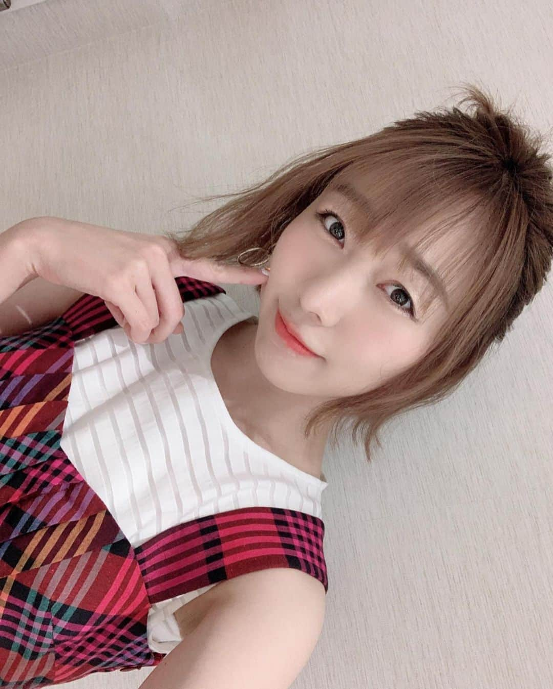 須田亜香里さんのインスタグラム写真 - (須田亜香里Instagram)「昨日の #デカ盛りハンター での衣装コーデ。 ネットもテレ東とTVerとGYAOで配信はじまってますよ〜 ストーリーズにURL貼っとくね。 . いつもお洋服着てとるポーズがスカート広げたポーズなので今回は変えました🙊（二枚目は結局いつもの感じw） 食べもの関係のロケだったので髪はハーフアップ🌷  #ボブアレンジ #チェックコーデ #くら寿司 . . 8月9日(日) 👞中日新聞コラム連載 【 #てくてく歩いてく】 . 🍴テレビ東京 19:54〜 【 #東京ご当地グルメ大連発sp】 . 🀄️テレビ朝日&ABEMA 25:00〜 【 #熱闘mリーグ】 . . 8月10日(月) 🏠FM AICHI 21:00〜 【 #須田亜香里の部屋】 . 👄MBSラジオ 24:30〜 【 #オレマン】 . . 8月11日(火) ✏️フジテレビ系 20:00〜 【 #潜在能力テスト 】 . 🩸日テレ系 21:00〜 【 #仰天ニュース】 . 🐝東海テレビ 24:25〜 【 #ske48バズ 】 @ske48buzz」8月8日 22時20分 - akarisuda