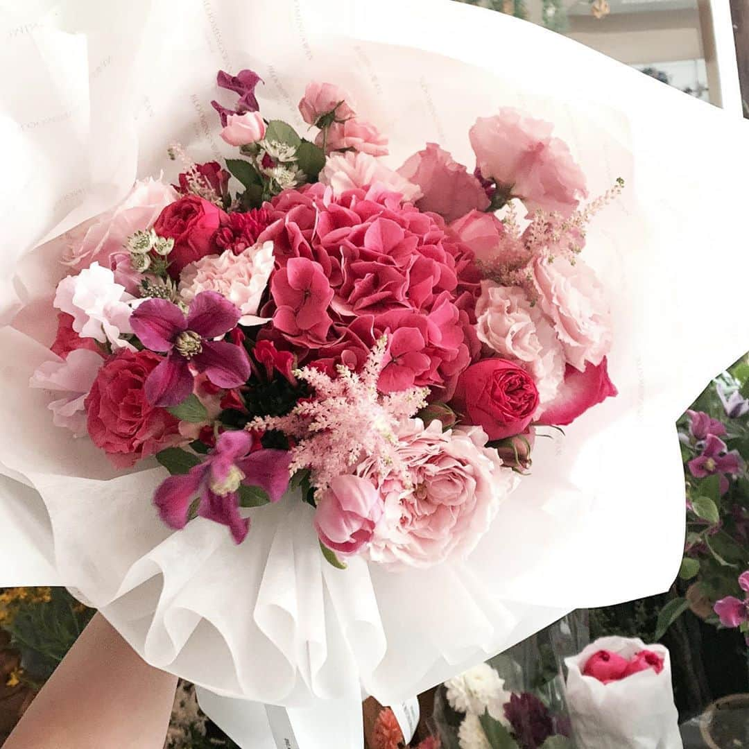 Florist.janeさんのインスタグラム写真 - (Florist.janeInstagram)「가든 로즈들 가득 넣어 제작한 #블스꽃다발 💕  . . . . .  👆🏻블스 주문건 경우 배송료는 모두 별도 입니다. . ✌🏻배송 시간은 매번 달라지는 교통 상황에 따라 정각에 맞출  수 없으며 대략적인 시간대에 배송해드립니다.(ex 1시-2시)  👌🏻상품 문의시 원하시는 작품 캡쳐후 문의주시면 빠르게 답변도와드리겠습니다💕  🤟🏻매번 달라지는 꽃 시장 상황에따라 샘플 사진과 100% 동일하게 제작은 어렵습니다. 최대한 비슷하게 또는 사진 보다 더욱 예쁘게 제작해드리니 전적으로 플로리스트 의견을 믿어주세요 🙏🏻  .  . . #블루밍스완 #꽃스타그램 #꽃집 #꽃선물 #꽃배달 #여자친구선물 #와이프생일 #와이프선물 #선물추천 #결혼기념일 #프로포즈 #프로포즈꽃다발 #flowers #pink #선물스타그램 #연예인서포트 #연예인꽃다발 #종방연꽃다발 #생일선물 #부모님선물 #꽃다발선물 #꽃다발💐 #꽃다발 #플라워레슨 #플로리스트 #학동역꽃집 #강남꽃배달 #꽃배달 #논현동꽃집」8月8日 22時20分 - jane.florist