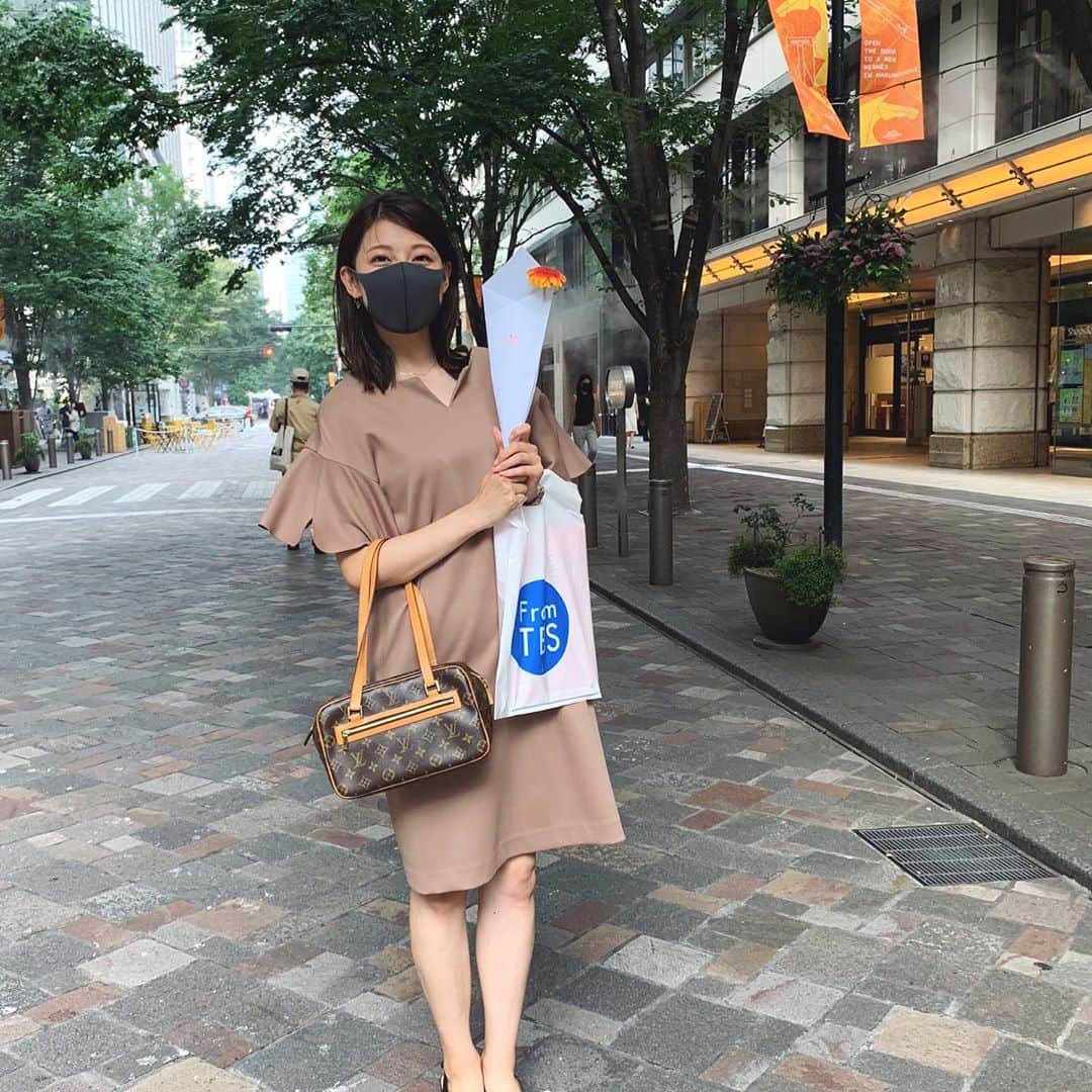 のインスタグラム：「たまにはプライベートの投稿も！ 母と、朗読劇の鑑賞へいってきました。 動きや音楽も最小限なので、 俳優さんたちの発する言葉、 発さない時の間や呼吸まで全てをじっくりと 噛み締めることができました。 ちょっぴり大人なラブストーリー二本立て。  感染対策はしっかりされていますが、 心配な方はオンラインでの鑑賞も できますよ😊  会場が国際フォーラムだったので、 終わった後は母と丸の内を散策。 エルメスの前には、ブランドのロゴとそっくりな 馬とお花いっぱいの馬車が🐴 お花を配っていたのでもらいましたよ〜 (しかし花瓶がないので母にあげました)」