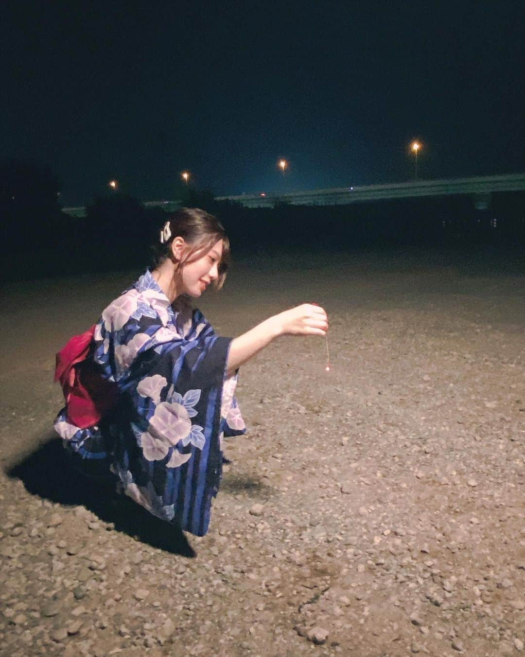 星名あゆみさんのインスタグラム写真 - (星名あゆみInstagram)「花火とか、飛行機雲、しゃぼん玉とかすごく好き。 消えてしまうと分かるからこそ、そこに儚さを覚えるもの、、﻿ 残るものはいつだって本物と本当のことばかりだから。 ときどき嫌になっちゃうね。﻿ ﻿ ﻿ ﻿ きょうはtiktokも更新してるのでみてね(^ ^)﻿ ﻿ ﻿ ﻿ ﻿ ﻿ ﻿  #followｍe #selfie #me #photo #photography #photooftheday #fff #model #데일리 #셀스타그램 #被写体 #写真 #ボブ #tiktok #lovers_nippon_portrait #ミスid #ミスid2021 #浴衣 #浴衣ヘアアレンジ #yukata #kimono #和服 #花火 #線香花火」8月8日 22時25分 - hoshina_ayumi