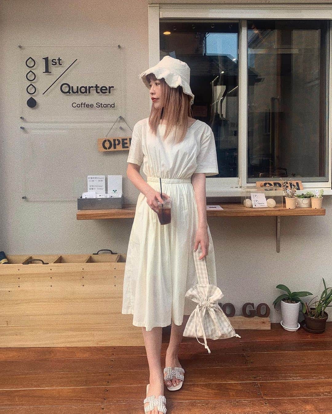 のインスタグラム：「⠀ ⠀ 夏はバケットハット🤍 ワンピースは昨日載せたネイビーの色違いです🕊⠀ ⠀ ☑︎ バッグボタンプリーツワンピース⠀ ⠀ #elledemuguet#バケットハット#데일리룩」