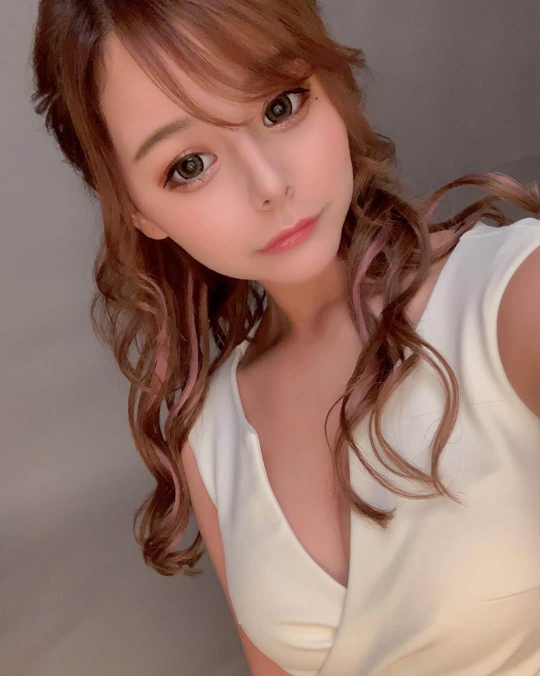 MIAのインスタグラム：「撮影っ 😖💕 . . . #キャバ嬢 #キャバクラ#ハーフ #歌舞伎町 #すすきの#ミナミ #中洲 #ロング #エクステ #ダンサー  #ショーパブ  #プリティーウーマン #プリティーウーマンみあ」