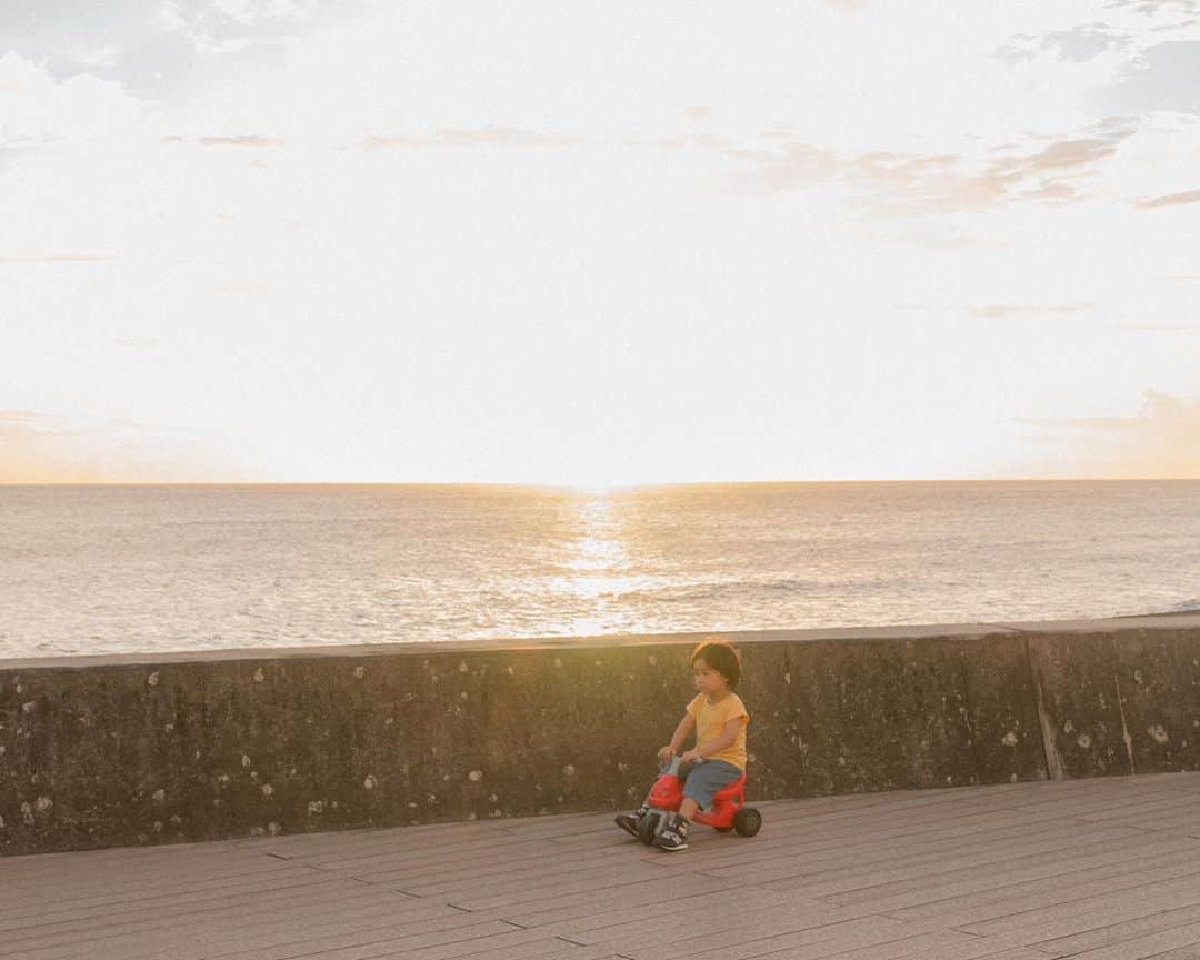 セソコマサユキのインスタグラム：「ビーチも公園も閉鎖された３連休、、  #沖縄 #移住 #子育て #宮城海岸」
