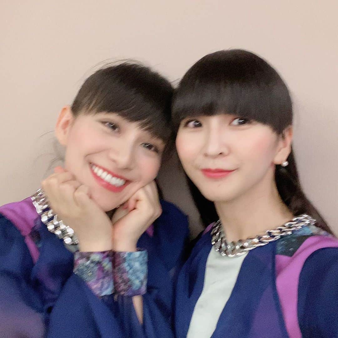 Perfumeさんのインスタグラム写真 - (PerfumeInstagram)「ライブエール見てくれてありがとう☺️✨﻿ やっぱり三人でパフォーマンスするの最高✨﻿ ﻿ 2ショットはかしゆか撮影！﻿ か「ぴ、ぴ、ぴ、ぴ、ぴ…」﻿ ﻿ の「撮りすぎじゃない？ムービー？」﻿ あ「え？ムービー？」﻿ ﻿ by Perfume ﻿   Thank you for watching “Live Yell”☺️✨ There is nothing better than performing with us three✨  Photos of the two are by KASHIYUKA!  K “pi pi pi pi pi...”  N “Why are you taking so many? What? Is it a video?” A “Wait! What? Is that a video?”  by Perfume  #prfm #ライブ・エール #みんなでエール」8月8日 22時29分 - prfm_official