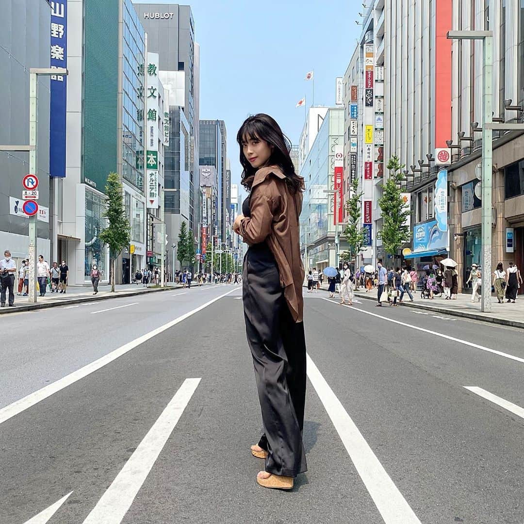 のインスタグラム：「歯のメンテナンス日でした🦷  ㅤㅤㅤㅤㅤㅤㅤ いつもお世話になってる @tbdc_ginza さんで ホワイトニングをしてきました‼︎  最高濃度の薬剤で 1日で3〜8トーンUP目指せます!!  今回も、2〜3トーン しっかり白くなっていました💓 痛くないので本当にオススメです‼︎  で、今日は報告があります☺️  ずーっと気になっていた #インビザライン をすることにしました🧡  元々、前歯の隙間が気になっていたのと 横顔に自信が持てるようになりたいと 相談に乗っていただいていて… 今回、思い切ってスタートすることにしました✨  マウスピースが来たら 投稿します☺️  もう既にインビザラインしてる方や 矯正してる方がいたら色々教えてください🙏🏻💓  📍東京ビアンコデンタルクリニック銀座 東京都中央区銀座2-8-17 ハビウル銀座Ⅱ 7階 (Daniel Wellingtonのビル) 📞03-6263-0438 . . . #ホワイトニング  #デンタルクリニック #歯医者  #dental #dentalclinic  #銀座」