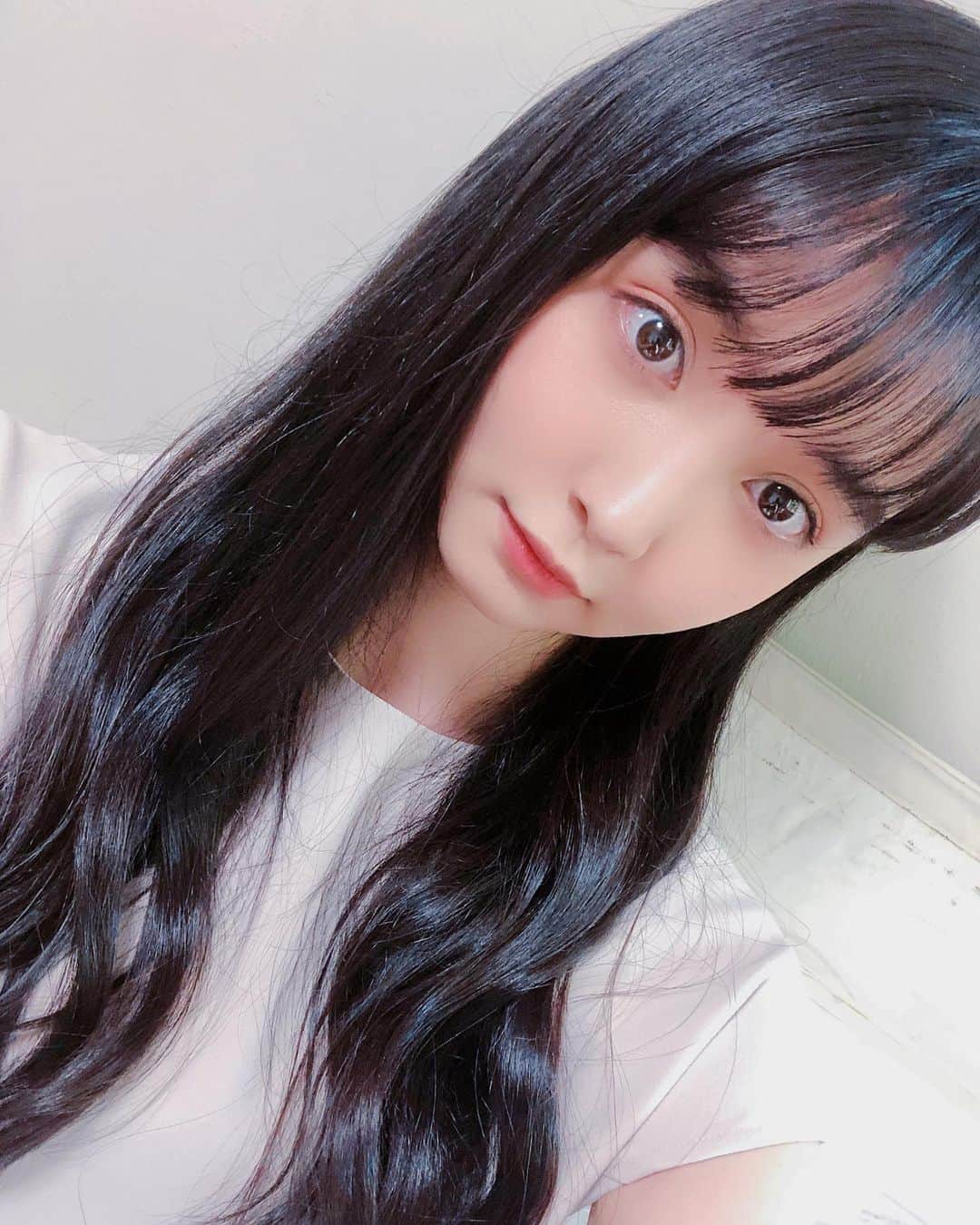 窪田彩乃のインスタグラム：「🎇告知🎆 VRアイドル「えのぐ」の新曲 『Original Color Girls!!!!』のドラマMVに 夏目ハル役で出演しております！  YouTubeのプレミアにて公開中 https://t.co/hLsAIHBBF3  ぜひみてください😳  お洋服決めてる時の写真です👀 衣装可愛かったの！ オシャレしちゃおう👗 #えのぐ」