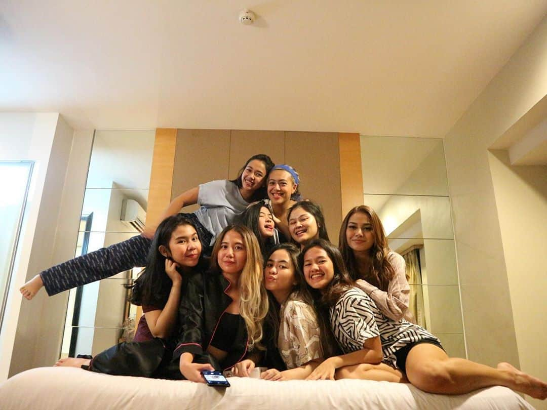 Aurelさんのインスタグラム写真 - (AurelInstagram)「Sleepover withh my girlss 💜🦋✨🌹」8月8日 22時40分 - aurelie.hermansyah