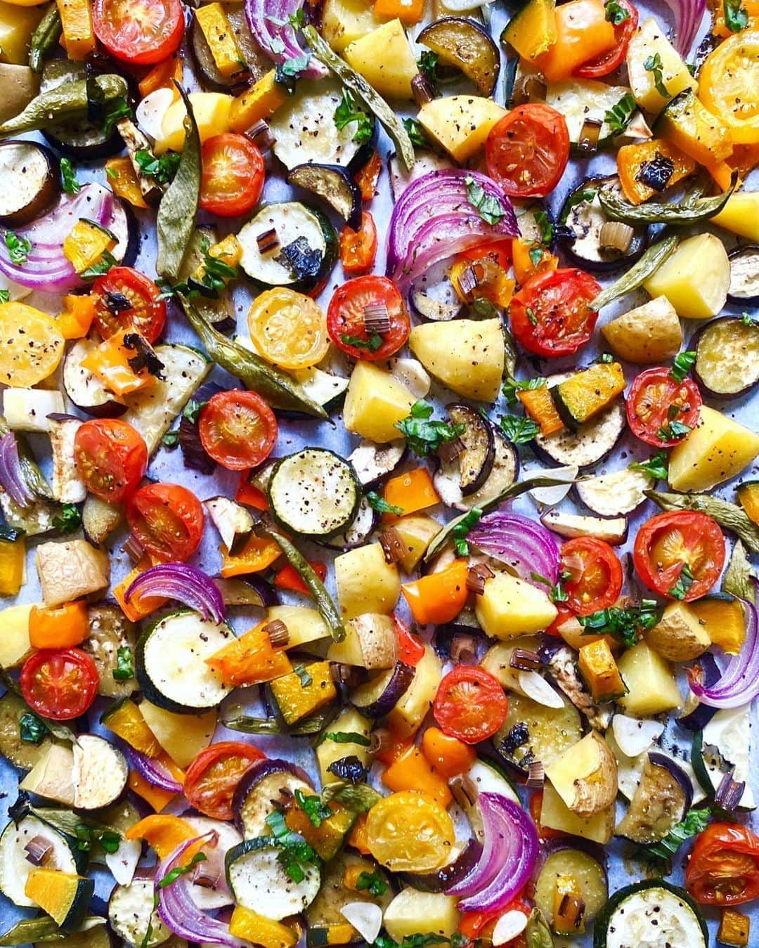 Chinamiさんのインスタグラム写真 - (ChinamiInstagram)「Oven roasted vegetables is one of my favorite easy side dishes.  This is so colorful, healthy, and of course yummy!  Also, it’s a great way to load an abundance of fresh vegetables into one meal. #vegetable #foodstagram  アルドイノでコーティングしたあと塩胡椒、あとはローストするだけ。それでこんなにおいしいなんて！野菜の旨味がぎゅーっと詰まってる！🍆🥔🧅🧄🥬 #野菜 #自家栽培」8月8日 22時40分 - chinamiphoto