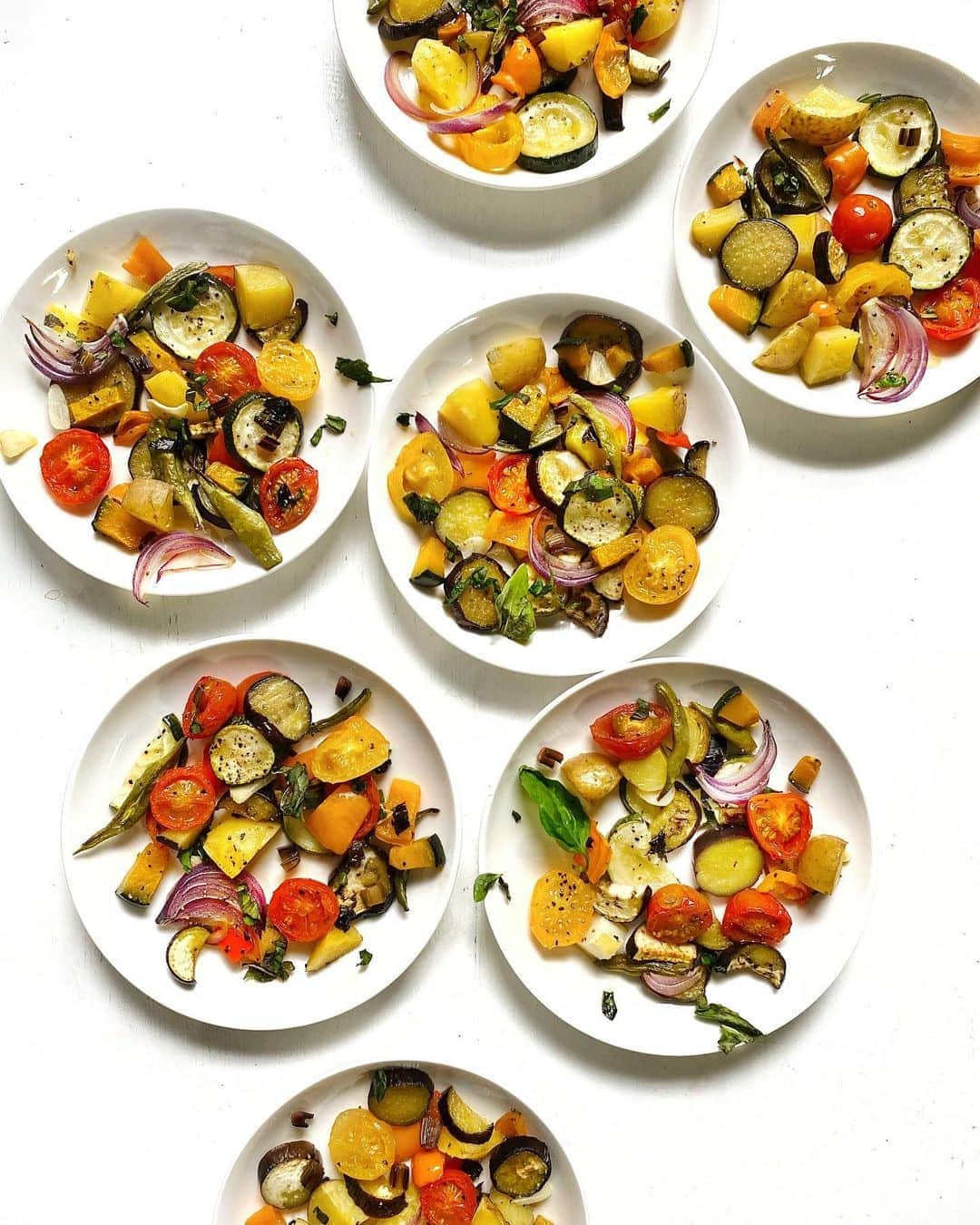 Chinamiさんのインスタグラム写真 - (ChinamiInstagram)「Oven roasted vegetables is one of my favorite easy side dishes.  This is so colorful, healthy, and of course yummy!  Also, it’s a great way to load an abundance of fresh vegetables into one meal. #vegetable #foodstagram  アルドイノでコーティングしたあと塩胡椒、あとはローストするだけ。それでこんなにおいしいなんて！野菜の旨味がぎゅーっと詰まってる！🍆🥔🧅🧄🥬 #野菜 #自家栽培」8月8日 22時40分 - chinamiphoto