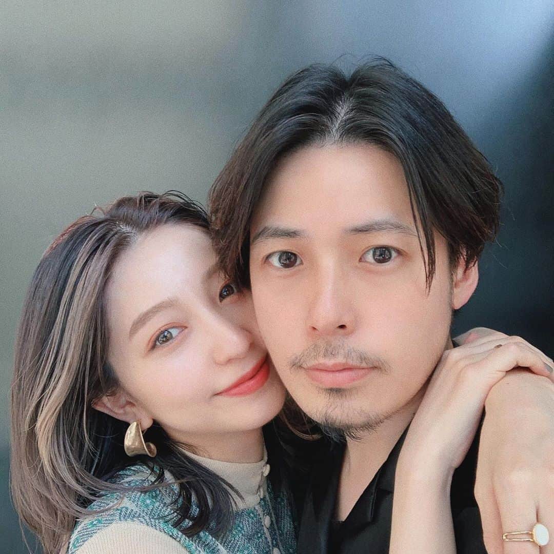 松尾 瞳のインスタグラム：「. 里帰り前の東京でのラスト夫婦しゃしん🖤✌🏻 . はぁ、、 再来週会いにきてくれるみたいだけどそれまで寂しい、、しょぼん、、👧🏻 . #ちなみにカットカラーしました」