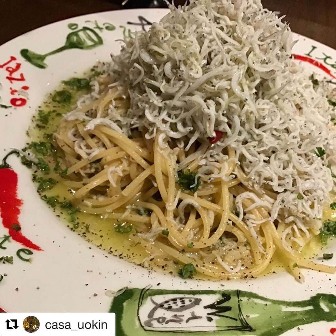 のインスタグラム：「魚金ならではのしらすの量‼️‼️  神楽坂に足を運ばれる際には是非CASAウオキンへいらしてください😁  #uokinstagram#uokin#魚金#東京グルメ#dinner#lunch#しらす#ペペロンチーノ#プロの味#おうち時間#美味しい物#魚好きな人と繋がりたい#fish#sashimilover#イタリアン#幸せ」