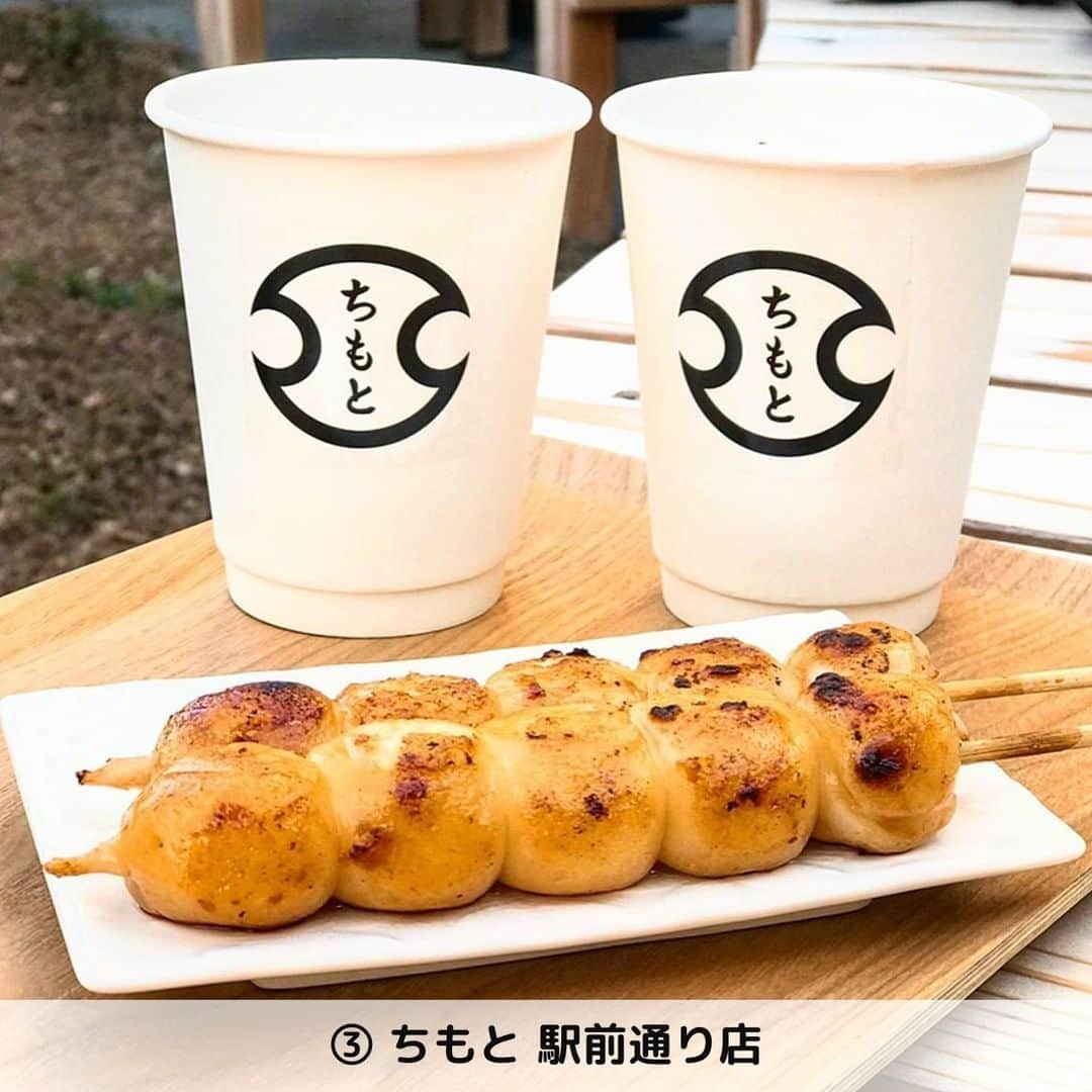 UWASAさんのインスタグラム写真 - (UWASAInstagram)「. ①味の銘菓 手焼堂  ☞ハート型の手焼き煎餅が人気のお店「味の銘菓 手焼堂」をご紹介🍘お醤油が染込みやすいよう、わざと割ってからお醤油をつけたちょっぴりしょっぱめのお煎餅なんだとか😍煎餅とノリのダブルの香ばしさとハート型の可愛さは、箱根の思い出になるはず✨🌟 [photo by:@pink_a_xx] ＊ ②ベーカリーアンドテーブル箱根 ☞開放的な景色を望みながら非日常の心地良さとともに味わい豊かな厳選素材をふんだんに使った上質なパンを楽しむことができる「ベーカリーアンドテーブル箱根」をご紹介🍞お写真は、「パン de ソフト」です🍦サイコロ状のハニートーストとたっぷりずっしりとしたソフトクリーム︎が見事にマッチ💕🌈 [photo by:@maipo413] ＊ ➂ちもと 駅前通り店 ☞箱根土産のなかでも人気を誇る、老舗和菓子屋さん「ちもと 駅前通り店」をご紹介💁‍♀️老舗ならではのこだわりが詰まった和菓子の数々は、全国にファンがいるほど人気💗箱根に行った際には外せない名店をチェックしよう💘🎶 [photo by:@tokyosweetsmafia] ＊ ④菊川商店 ☞神奈川県が世界に誇る観光地・箱根の名産品「箱根まんじゅう」をご存知ですか？”はこね”の文字がカワイイこちらのおまんじゅうは、「菊川商店」で購入することができます😘北海道産白餡がつまった栄養満点なカステラのようなおまんじゅう✨店に行くと焼いている姿を見学することもできます😲🎊 [photo by:@ayable01] ＊ <<✏️=========================>> グルメに関する素敵なお写真を 厳選してご紹介しています📷🌈 【 @uwasa_gourmet 】 or 【 #uwasa 】 をタグ付けであなたの投稿が Instagramや記事で紹介されちゃうかも👀🎉 皆さんの素敵なご投稿お待ちしています🌸 <<=========================🔎>> ＊  #uwasa_神奈川 #神奈川 #箱根 #箱根温泉 #温泉 #観光 #旅行 #散歩 #食べ歩き #連休 #お菓子 #おやつ #スイーツ #ベーカリー #箱根グルメ #箱根カフェ #箱根名物 #和菓子 #ソフトクリーム #softcream #スイーツ #スイーツ好き #カフェ #カフェ好き #温泉好き #温泉旅行 #可愛い #美味しい #女子旅」8月8日 22時37分 - joshime_gourmet