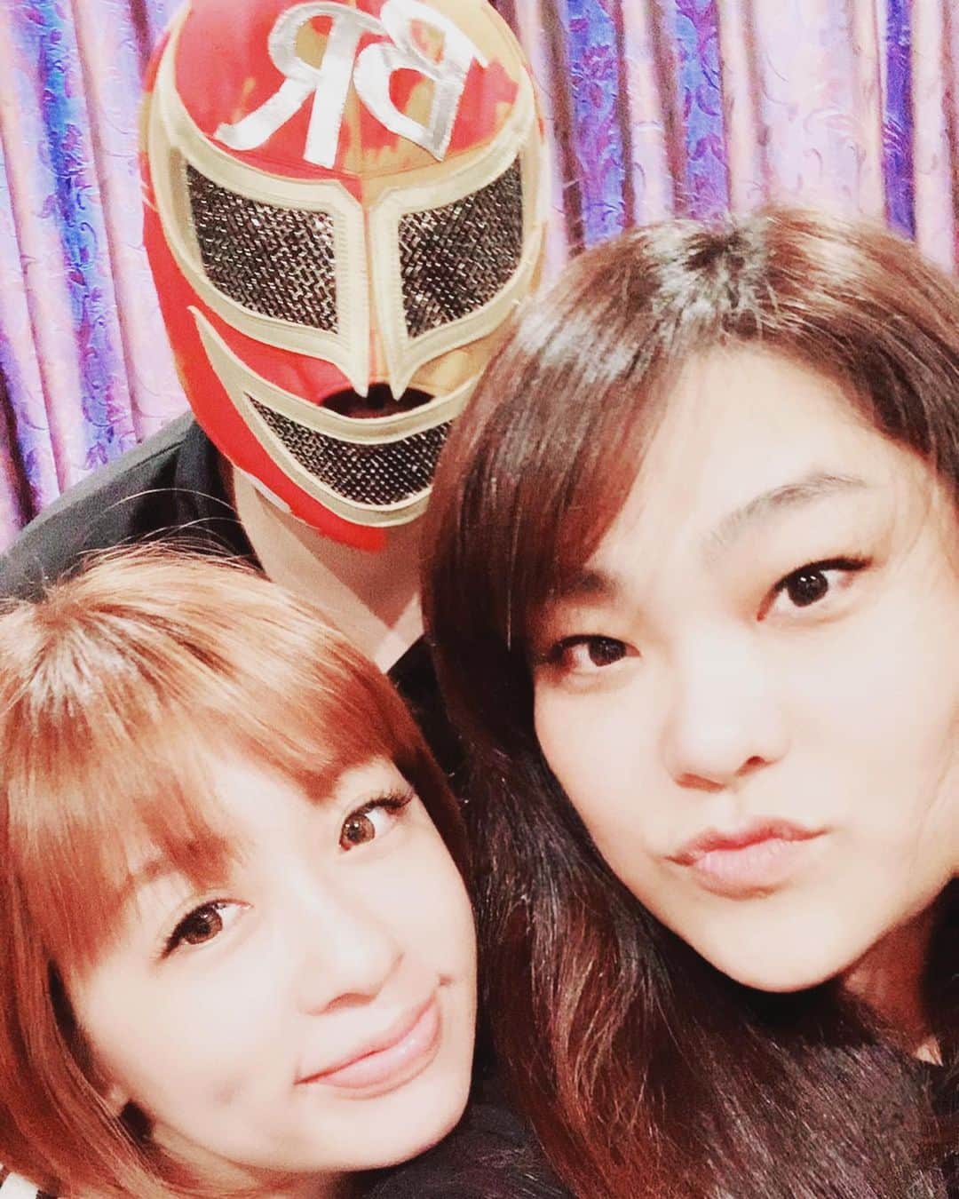 野崎鮎のインスタグラム：「週に１回のマスクマン先生と（BR飯塚先生）と美花さんとのコラボ💚  シルクタッチ施術で 痛い所を優しくモミモミ😊🤟  スポーツ、デクスワーク、 いろんなお仕事の中で みんな身体と心が元気なのが1番なので 是非1度体験して欲しい❤  体全体揉みほぐしてくれて 脂肪が柔らかーくなって チャームポイント？のタレ目が 上がって、口角も上がり お顔もシャープに❤ お尻も上がり、ウエストもキュッと閉めてもらって、アバラ付近も柔らかくなり呼吸しやすい☺️💕 ヒーリングサロンで体やメンタルの相談をしながら小顔整体、美容整体をメインに施術してくれます💕 先生のPOWERは1度味わったら癖になること間違いなし‼️ （癖になってる人ココにいます🙋‍♀️💕）  気になる方は、 @brginza905 のページに行って 問い合わせしてみてくださいませ😆  #小顔整体 #美容整体 #銀座 #GINZA #ヒーリング #個室 #完全予約制 #整体 #心 と #身体 の #ケア #beauty」