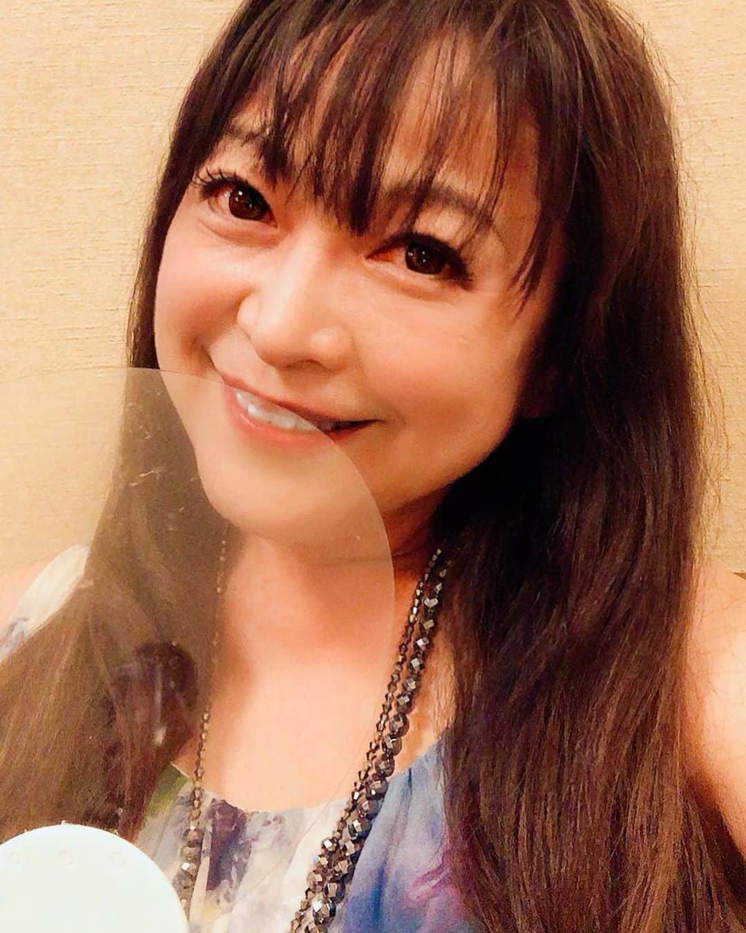 のインスタグラム：「（原めぐみofficial） 6pics photos Swipeーーー▶︎▶︎▶︎  下北沢の小料理屋さんで、スセリ☆台本劇場21の出演メンバーさん達と打ち上げ会をしました。 フェイスシールド持参で行ったら、透明うちわを頂いちゃいました。 コレは宴会に良いかも‼️  #クリアうちわ  #透明うちわ #ひとり芝居﻿ #ひとりコント ﻿ #オオタスセリ ちゃん﻿ #くじら さん﻿ #独占女の60分 ﻿ #下北沢劇小劇場 ﻿ #原めぐみ ﻿ #表純子  さん #megumihara﻿ #80年代アイドル ﻿ #元アイドル﻿ #インフルエンサー ﻿ #インスタ映え ﻿ #インスタグラマー ﻿ #いいねありがとう ﻿ #フォロー ﻿ @meguming.h」