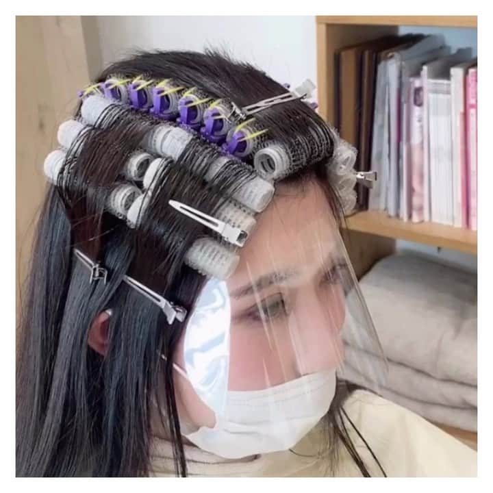 前原穂高のインスタグラム：「根元？根本？のパーマが絶好調✨️ 人気すぎて毎日やってます😍 ペタンするお悩みの方だけじゃなくて、みんなふんわりさせると可愛くなるから不思議🙆 やっぱりふんわり感は根元が大事なんですね〜🙌✨️ ㅤㅤㅤ #韓国ヘア#韓国人風ヘア#愛の不時着#韓国アイドル#niziu#twice#韓国コスメ#niziproject#根元パーマ#ヨシンモリ #美容室Violet #美容師 #表参道  #栄 #横浜 #美容室 #表参道美容室 #横浜美容室 #栄美容室 #ヘア #人気ヘアスタイル #ヘアスタイル #ヘアアレンジ #hair #hairstyle #髪型 #あざと毛 #ほだかっと #ほだからー #前原穂高 @violet_hairsalon ㅤㅤㅤ ☆前原穂高店舗出勤スケジュール☆ 表参道店勤務→🗼 横浜店勤務→⚓️ 名古屋店勤務→☕️ 8月09日(日)☕️ 8月10日(月)🗼 8月12日(水)🗼 8月13日(木)🗼 8月14日(金)🗼 8月15日(土)🗼 8月16日(日)🗼 8月20日(木)⚓️ 8月21日(金)🗼 8月22日(土)🗼 8月23日(日)🗼 8月28日(金)🗼 8月29日(土)🗼 8月30日(日)🗼」