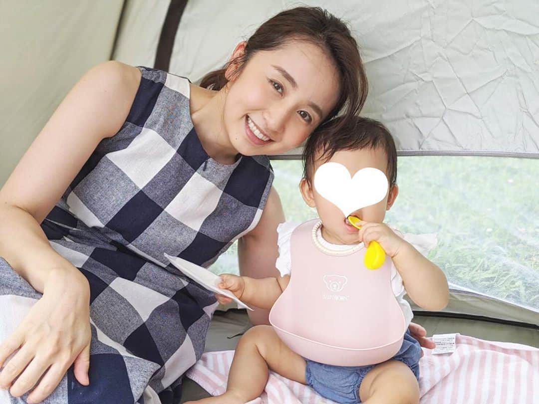 小野恵美のインスタグラム：「海が見える芝生の上にテントを張ってピクニック🏕🚗 暑かったから1時間だけ。 風が気持ち良くて、外で食べるのも楽しかったな〜😆🥪👒 #ピクニック #家族 #家族の時間 #夏の思い出 #picnic」