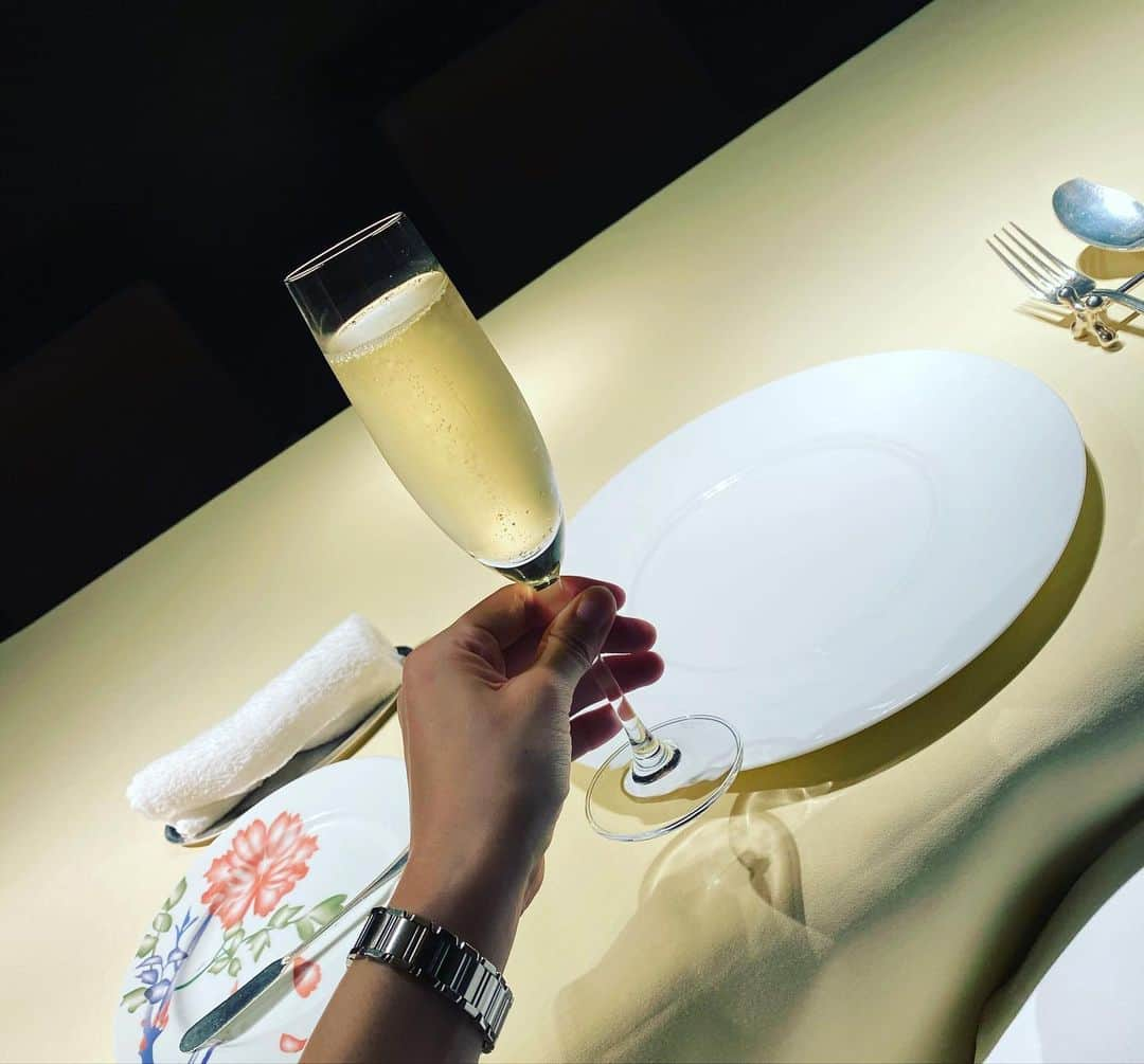 望月未来さんのインスタグラム写真 - (望月未来Instagram)「最近はまた外食やお出掛けが なかなか出来ない日々に、、😭💦 そんな中でも 個室のお店やテイクアウト、貸切のお店だったり色んな行ったお店紹介出来たらなぁと思ったり、、❣️ 感染予防対策しっかりしたり 公共交通機関もやめて車にしたり、、🙂 私なりに気をつけながら生活してます🙆‍♀️ そして、写真は 先日行った栄にあるフレンチ @koji_kataoka シェフの #グランファミーユシェ松尾 さん🌟 完全個室で感染予防ばっちりで お料理もおいしすぎました😍  しかも1人で、、 w 4.5枚目w  寂しくないよ、 ちょっと寂しいけど😆  早くお友達とワイワイ遊べる世の中になって欲しいなぁ😭  #フレンチ #フレンチ名古屋 #個室 #個室名古屋 #感染予防 #お一人様ランチ #名古屋ランチ #名古屋女子#ノンアルコール」8月8日 22時42分 - mochizukimirai