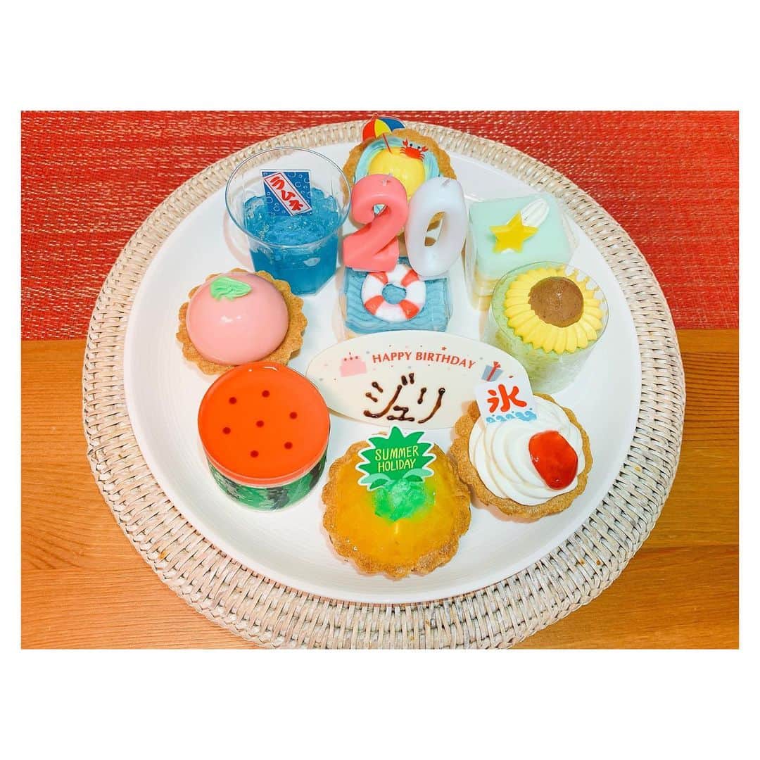 Nacoのインスタグラム：「Happy 20th birthday to Juli🐶❤️🎂 . 今年は初めて今までとは違う近くて遠い場所からいつまでも変わらない感謝と愛を込めて、、 生まれてきてくれて出逢ってくれて本当にありがとう。 いつも見守ってくれて心に寄り添ってくれてありがとう。 20歳のお誕生日本当におめでとう。 虹の橋で沢山のお友達と穏やかに元気に暖かい時間を過ごせます様に😌 愛してます、唯一無二の妹であり親友のジュリちゃんへ。 . #happybirthday #birthday #hbd #bday #congrats #love #dog #sister #bestfriend #family #20th #thankyou #iloveyou #mylife #sunflower #instagood #cake #summer #생일 #축하해 #사랑해 #お誕生日おめでとう #成人おめでとう #今日もあなたに逢いたい #愛してます #ミニチュアダックス」
