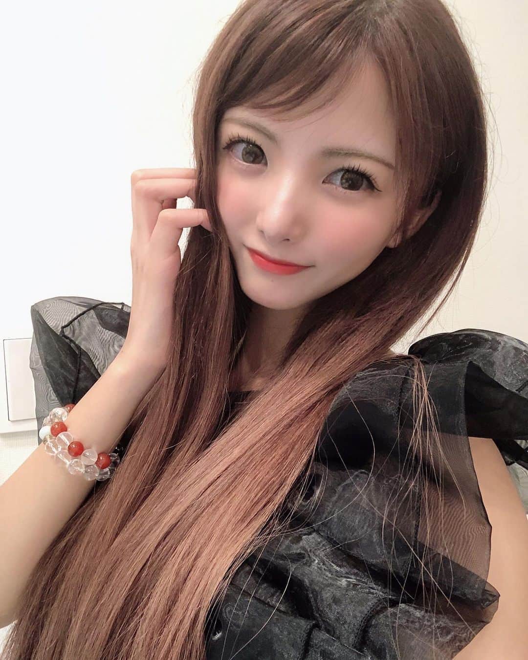 岡田栞奈のインスタグラム：「ZARAのトップス 袖のフリフリが爆発してる💣 可愛いけど😂💓 #zara #fashion #black #tops」