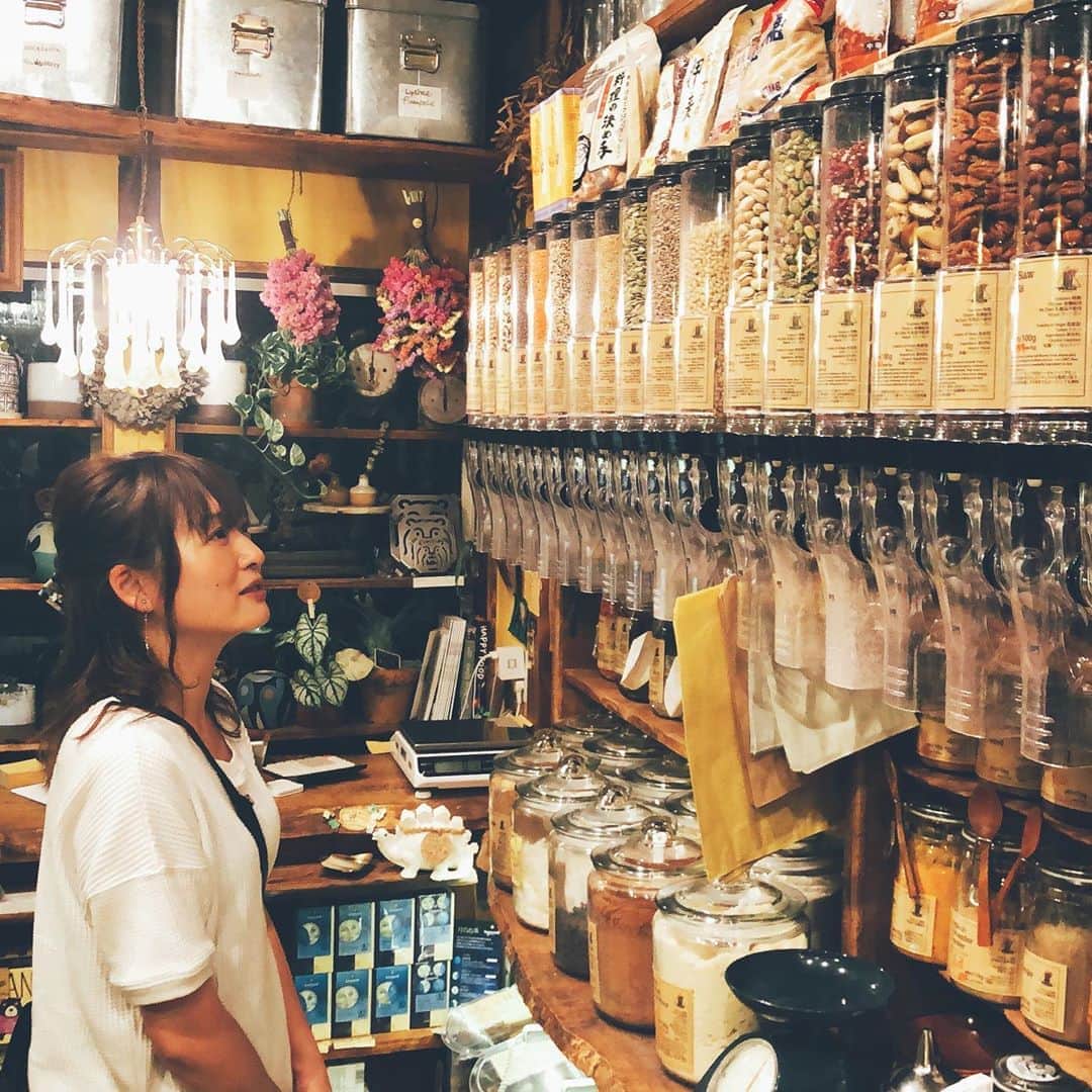 脇田唯さんのインスタグラム写真 - (脇田唯Instagram)「📌 先日、素敵なお店に行きました。 とてもワクワクしました。 量り売りのお店です。 また行きたいな。 ちょっと変わったドリンクや 輸入物のお菓子とか、 横にはサイクリングのお店や アウトドアグッズもあって、 とにかく、大人の趣味部屋を そのままお店にしたみたいな ドラマや漫画や映画の中の 憧れの場所みたいな世界でした。  マテ茶のソーダが すんごく美味しくて、 ハマりそう。  #ニセコ #niseko  #pyram  #倶知安   https://www.pyram.life」8月8日 22時45分 - post_yui