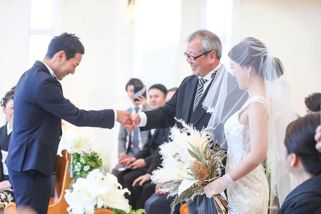アートグレイスウエディングコースト大阪さんのインスタグラム写真 - (アートグレイスウエディングコースト大阪Instagram)「. . . Thema ＂HANABI＂ . 今回は【挙式編】です！ . . . 1枚目の写真は笑顔いっぱいの退場シーン . . 光が差し込むクリスタルチャペルで、 大切なおふたりのゲストに囲まれながら 挙げられた結婚式🕊 . . 結婚式って感動的なイメージが強いですよね。 . でも、このおふたりの結婚式を思い出すたび ふと笑顔になる。 . . “その笑顔につられる” . . そんな風に思う結婚式でした✨ . . 前回の投稿でも書かせていただきましたが、 今日はおふたりの入籍記念日💍 . 本当におめでとうございます！ . . . #ベストブライダル#たくさんのloveを届けよう#結婚式#結婚式場#プレ花嫁#結婚#花嫁#bb花嫁#アートグレイス大阪#アートグレイスウエディングコースト#ナチュラルウエディング#ウエディング#2020夏婚#2020秋婚#2020冬婚#日本中のプレ花嫁さんと繋がりたい#チャペル#フォト#結婚式準備#ブライダル#ウエディングフォト#プレ花嫁#卒花#卒花嫁#結婚式#ゲストハウス #ウエディングニュース #f4f #テーマウェディング #テーマウエディング #花火」8月8日 22時57分 - art_grace_wedding_coast