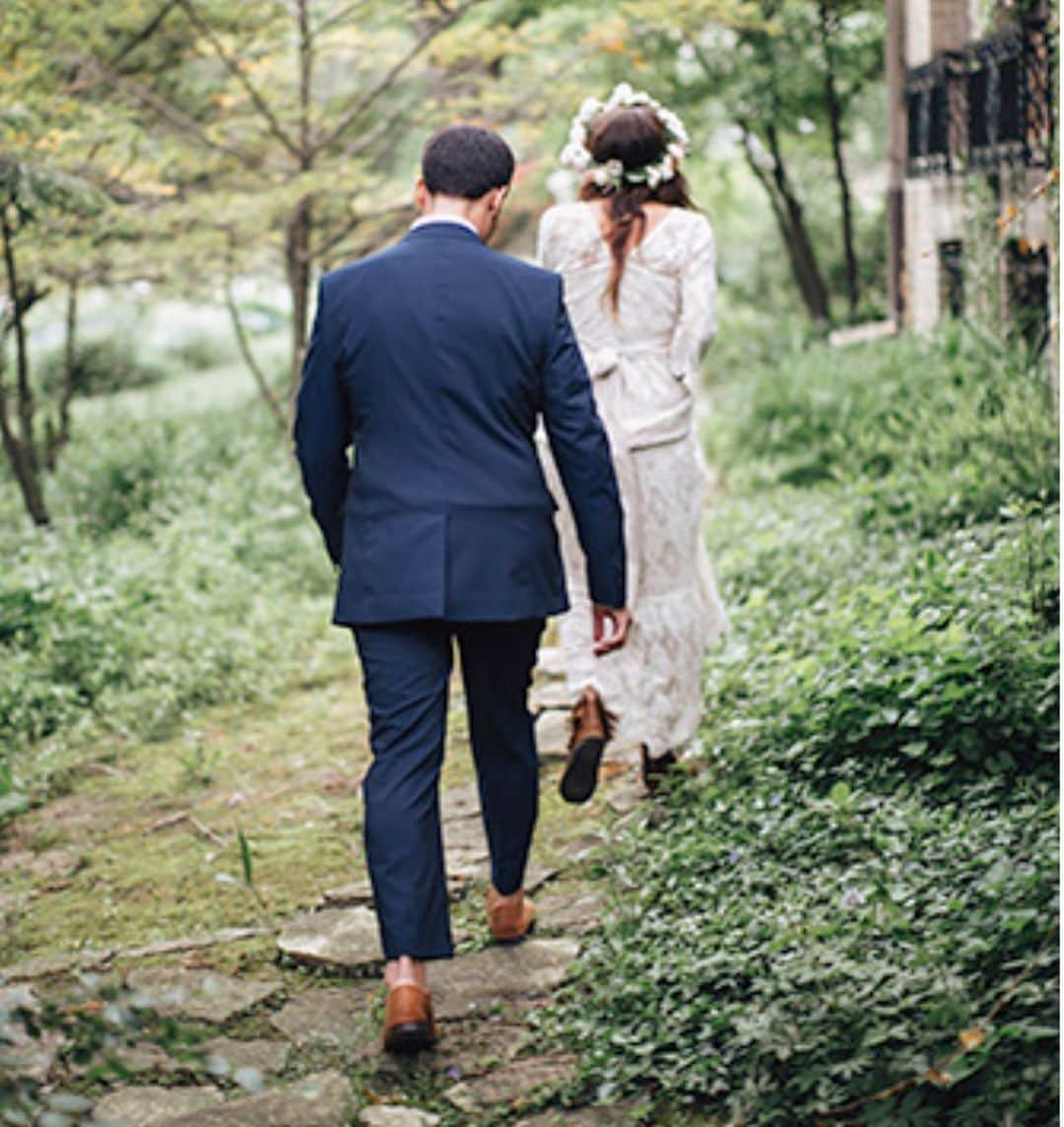 カイトアンドバタフライさんのインスタグラム写真 - (カイトアンドバタフライInstagram)「Bohemian gowns with textured lace and romantic shapes🕊 #elopementwedding #madeincalifornia🇺🇸 #tryon #athome #bridetobe2020 #kiteandbutterflybride」8月8日 22時58分 - kiteandbutterfly