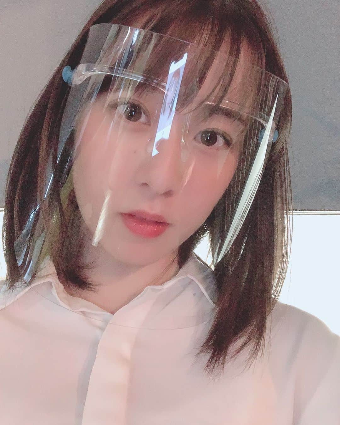 のインスタグラム：「😷﻿🤓 ﻿ ﻿ 恥ずかしいから1人で外であまりつけようとしてないんだけど ﻿ このマスクが一番熱くならず﻿ 表情が隠れず﻿(iPhone開ける) 髪型崩さずに使える  電車くらいになると普通のマスクもしたほうがいいとは思うけど ﻿ なんかちょっと好きなんだよね←  使い捨てです〜て言われて捨ててきちゃったんだけど  買おうかな  お絵かきしたら可愛くなるかな  みんなこれにしようよ  ねえ？笑  #ゆのぴく」