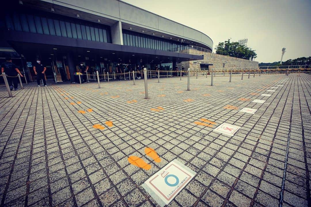 のインスタグラム：「Osaka Music Days!!! THE LIVE in 大阪城ホール😊 久々にロックフェスの 熱狂を浴びた🤘 もちろん感染対策をしたうえで 様々な観覧ルールはあるものの😆 生音に包まれアーティストの メッセージをダイレクトに 受け取る😊 半年前の当たり前が 少し形を変えながらも そこにあった😃 関西の音楽関係者が 繋いできたバトン😃 今日も多くの音楽ファンを 巻き込んでさらに大きな一歩に😊 終演後のMCにて 規制退場にご協力頂いた皆様 最後まで本当にありがとうございました😂 これからも日々 感染予防に努めて いつかの笑顔に備えて 免疫力を高めて 元気にやっていきましょう👍 #omd2020」