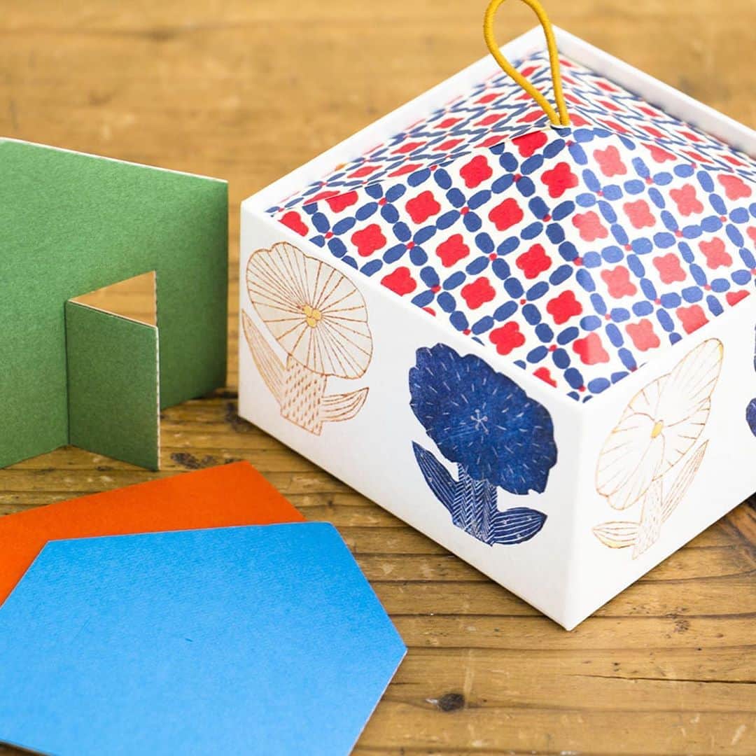 手紙社さんのインスタグラム写真 - (手紙社Instagram)「【新しいオンラインフェスティバル・紙博「用途に合わせて使いたい！　紙の箱特集」】﻿ 紙博では、たくさんの“箱”が出品されています。普通に四角いものをはじめ、まるでお家のようにてっぺんが三角形になっている箱もあり、その形状はさまざま。デスク周りを綺麗に収納してくれる箱、プレゼントに最適な箱、デザインが鮮やかで飾っておきたい箱……。挙げたらキリがない箱の世界に飛び込んでみましょう！﻿ ﻿ 1枚目：BOX&NEEDLE﻿ 2枚目：HI MOJIMOJI﻿ 3枚目：岡崎直哉﻿ 4枚目：北紙道 hokKAMIdo﻿ 5枚目：ぷんぷく堂﻿ 6枚目：水縞﻿ 7枚目：岩嵜紙器﻿ 8枚目：裏具﻿ 9枚目：啓文社印刷﻿ ﻿ ▶︎詳細はプロフィール「@kamihaku2020」のリンクより公式サイトへ！　「用途に合わせて使いたい！　紙の箱特集」をチェック！﻿ ﻿ ＜「新しいオンラインフェスティバル・紙博」開催概要＞﻿ 出展者によるオンラインミーティング開催期間：2020年8月3日（月）〜8月9日（日）﻿ オンラインショップ開設期間：2020年8月3日（月）〜8月14日（金）﻿ ※出展者によって開設期間が異なります﻿ 会場：紙博公式サイト﻿ チケット：一般 1,000円（税込）発売中！﻿ ﻿ ◎「新しいオンラインフェスティバル・紙博」は2本立て！﻿ 1. オンラインミーティング（番組）﻿ すべての出展者がアトリエツアーや商品紹介等の番組を配信。“あの”アーティストによるライブや朗読、トークイベントも！﻿ ﻿ 2. オンラインショッピング﻿ 出展者による新作や、ここでしか買えない限定商品、もちろん、定番商品も購入することができます！﻿ ﻿ #手紙社#手紙舎#tegamisha#紙博#オンライン紙博#kamihaku#紙もの#紙雑貨#紙#paper#papercraft#デザイン#design#オンラインイベント#オンライン#オンライン配信#リモート#BOX&NEEDLE#HIMOJIMOJI#岡崎直哉#北紙道hokKAMIdo #ぷんぷく堂#水縞#岩嵜紙器#裏具#啓文社印刷」8月8日 22時53分 - tegamisha