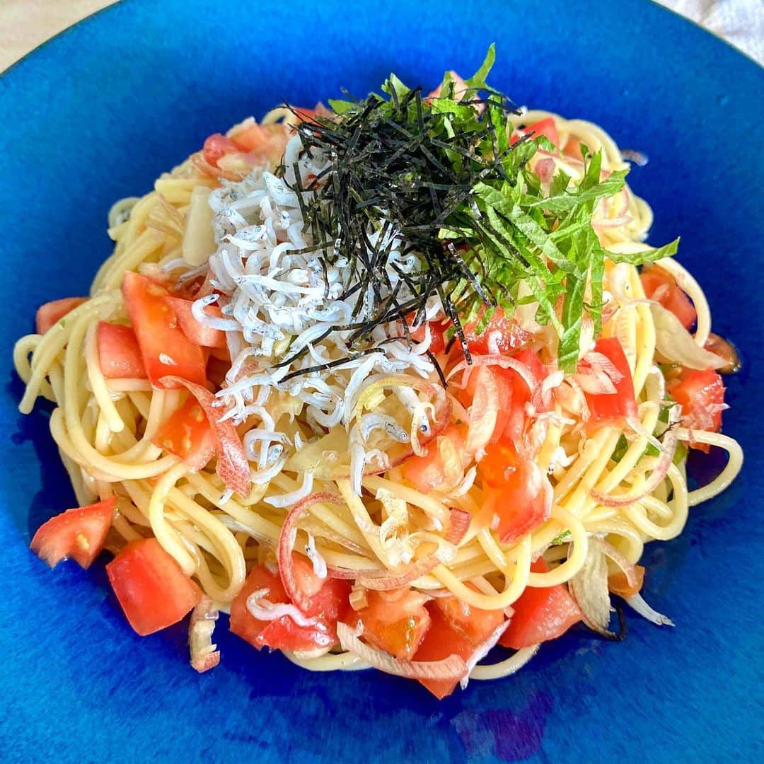 クボタマサヒコのインスタグラム：「サマーパスタ🍝 レシピアップしました。初めての試みでレシピ小説になってるので読んでみて下さい〜📝 ☟ @kubota_masahiko (プロフィールリンクからどうぞ)  #パスタ #冷製パスタ #自炊 #おうちごはん #しらす#梅干し #クボタ食堂」