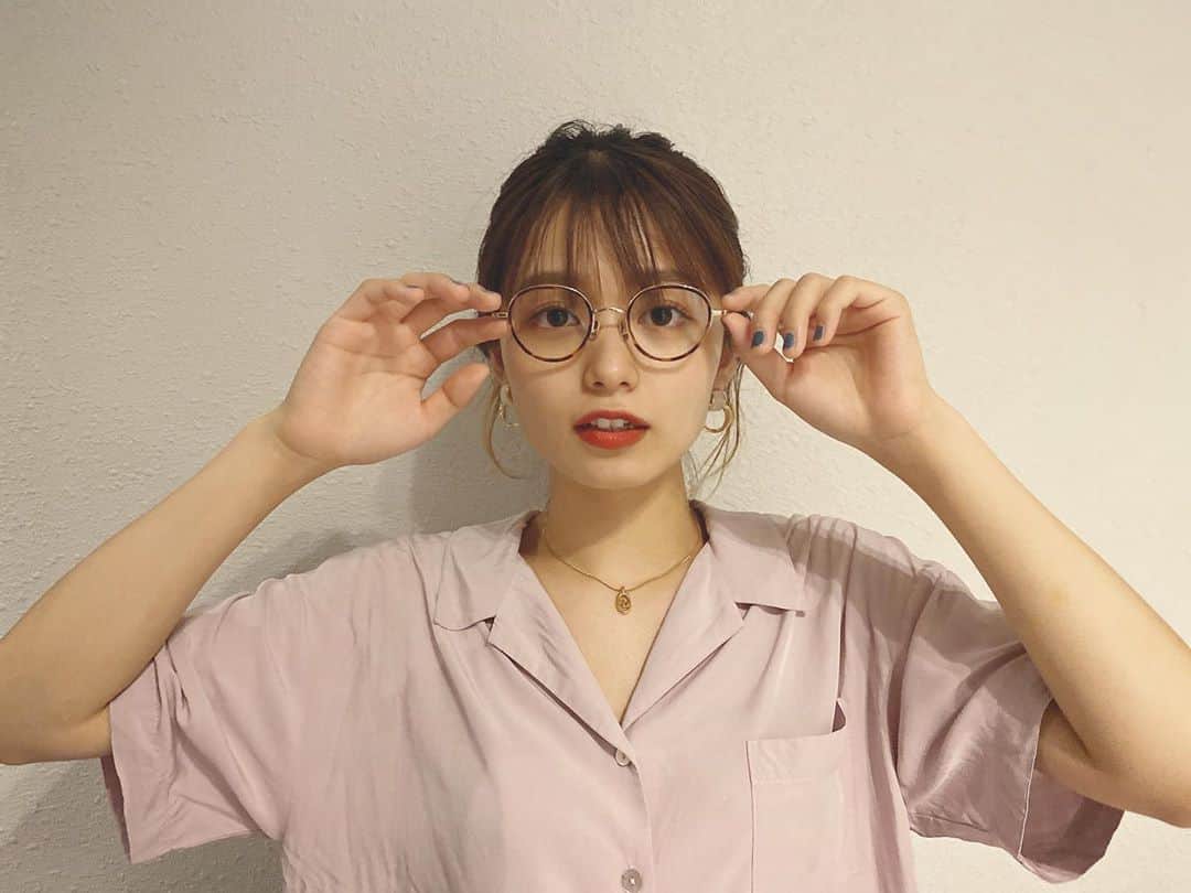 足立佳奈のインスタグラム：「あたらしいメガネ♡ 普段しないから、すっごくワクワクするんだなぁ。 @resee.official のだーよーーん。 #あだちふく」