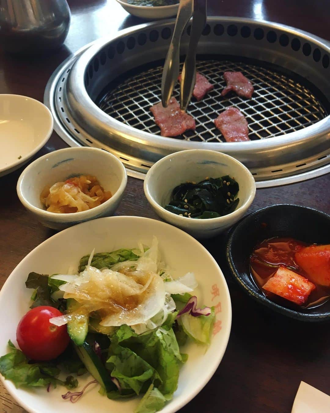 あだち理絵子さんのインスタグラム写真 - (あだち理絵子Instagram)「#明月館  #韓国冷麺 食べたくなって  #冷麺館 と悩んだけど  ちょいと肉も食べたろかいな、と  ミニ冷麺つき バラ肉に サラダやらキムチ、白ごはんも。  薄切りバラ肉は柔らかくて タレが甘めで美味い。  土日のランチセット 1800円はお得やな。  これを2セットと  塩タンと子供用にウィンナーを別オーダーしてね。  んー  前に食べた時の冷麺の感動がなかったー。 なんでやろ？  どっかおススメの韓国冷麺屋さんありますか？  #上本町ランチ #あだち食べログ 3.5」8月8日 22時55分 - adachi.rieko