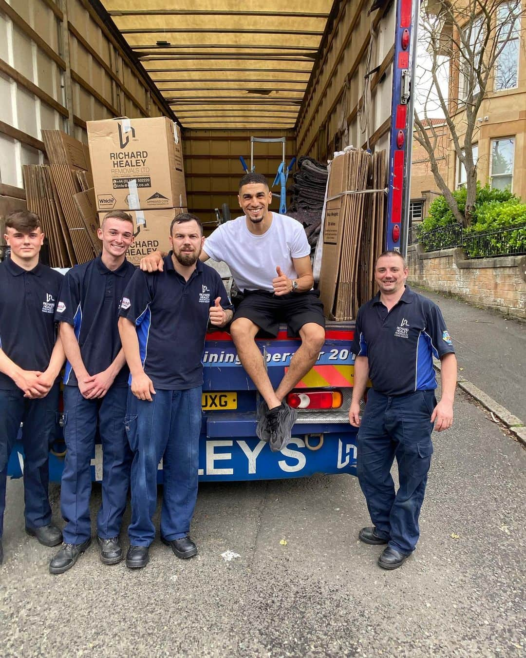 レオン・バログンさんのインスタグラム写真 - (レオン・バログンInstagram)「Job done - officially a Glaswegian 😁👍🏽 Thanks @richardhealeyremovals for helping me getting settled.」8月8日 22時57分 - leonbalogun