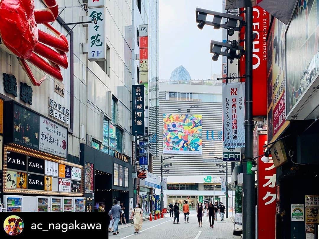 松山智一のインスタグラム：「#shinjukuStation  #repost @ac_nagakawa 駅の壁面にも @tomokazumatsuyama さんの作品が設置されていた！  #tomokazumatsuyama #松山智一 #shinjukustation #tokyo #hanaosan #花尾 #art #artcollector #contemporaryart #artist #アート #現代アート」