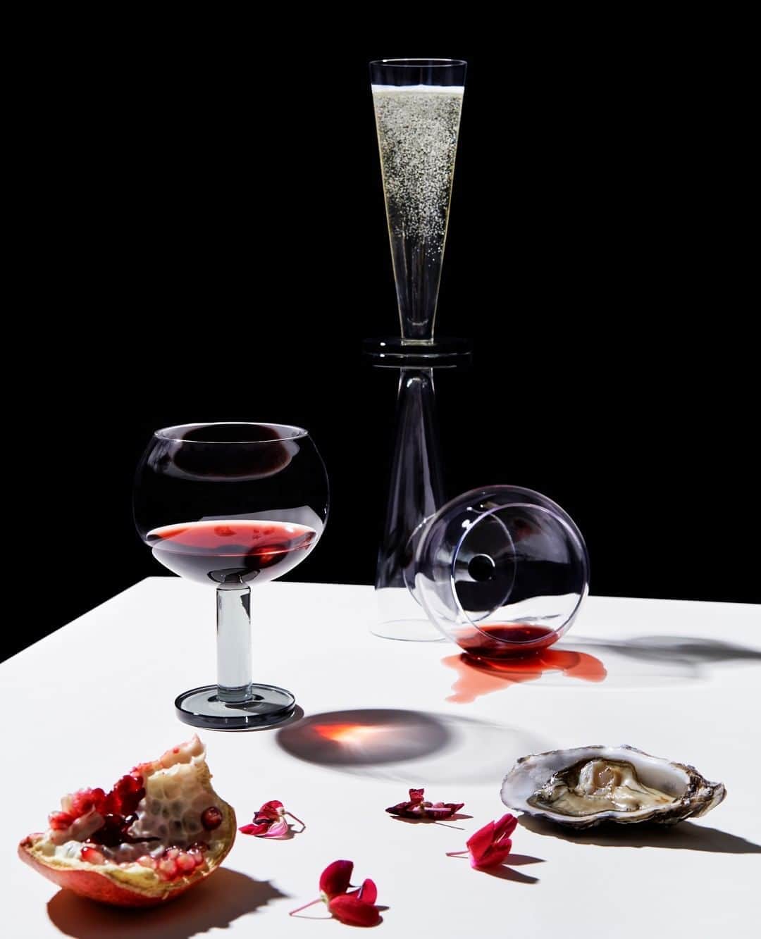 のインスタグラム：「PUCK Flute and Balloon glasses. ⁠ ⁠ Mouth-blown glass with a hint of smoke colour. Anchored with a thick base which is reminiscent of game pucks. ⁠ ⁠ Explore more via the link in bio. ⁠ ⁠ ⁠ #tomdixon #tomdixonPUCK #glassware #barware #interior #design #interiordesign #inspiration #pucks #homedecor #cocktails #drinks」