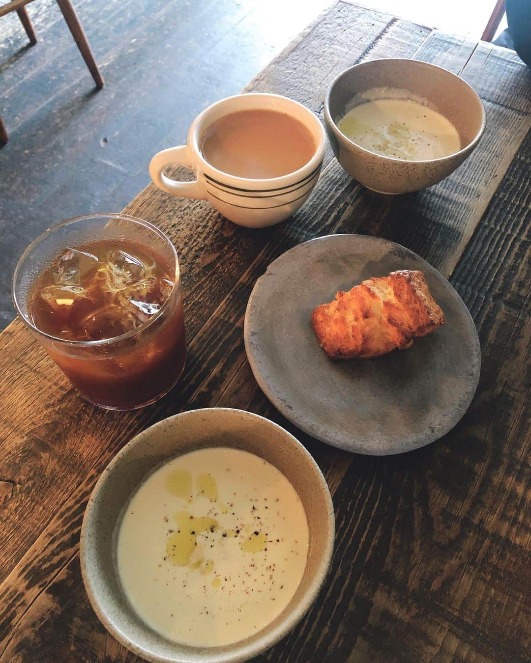 東美樹さんのインスタグラム写真 - (東美樹Instagram)「definitely worth waking up at 5:30am to have this amazing breakfast with this girl💛🌱 出来る範囲で楽しめるには？ と頭をフル回転させる日々。  大好きな子に久しぶりに会いたかったのと、大好きなレストランで朝食を食べたかったので、人混みを避けた朝5:30に起きて朝活しました☺︎ . こんな状況だからこそ、朝活始めるきっかけになるかも。 とってもオススメです☺︎ . #梨衣名さんと東さん #朝活カフェ #朝活女子部 #東京モーニング #代々木上原カフェ #丁寧に生きる #なりたい自分 #マインドフルネス #アニミズム #オーガニック料理ソムリエ #japanesemodel #animist #Tokyomorning #ikigai #animistmiki #mikihigashi #東美樹」8月8日 23時01分 - mikko.36___