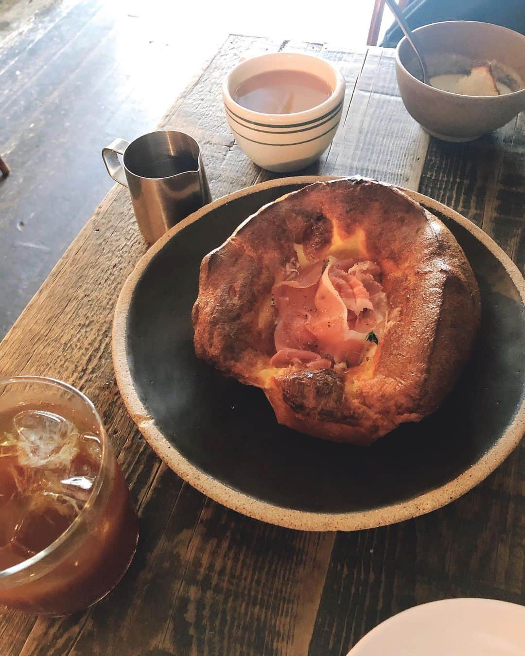 東美樹さんのインスタグラム写真 - (東美樹Instagram)「definitely worth waking up at 5:30am to have this amazing breakfast with this girl💛🌱 出来る範囲で楽しめるには？ と頭をフル回転させる日々。  大好きな子に久しぶりに会いたかったのと、大好きなレストランで朝食を食べたかったので、人混みを避けた朝5:30に起きて朝活しました☺︎ . こんな状況だからこそ、朝活始めるきっかけになるかも。 とってもオススメです☺︎ . #梨衣名さんと東さん #朝活カフェ #朝活女子部 #東京モーニング #代々木上原カフェ #丁寧に生きる #なりたい自分 #マインドフルネス #アニミズム #オーガニック料理ソムリエ #japanesemodel #animist #Tokyomorning #ikigai #animistmiki #mikihigashi #東美樹」8月8日 23時01分 - mikko.36___